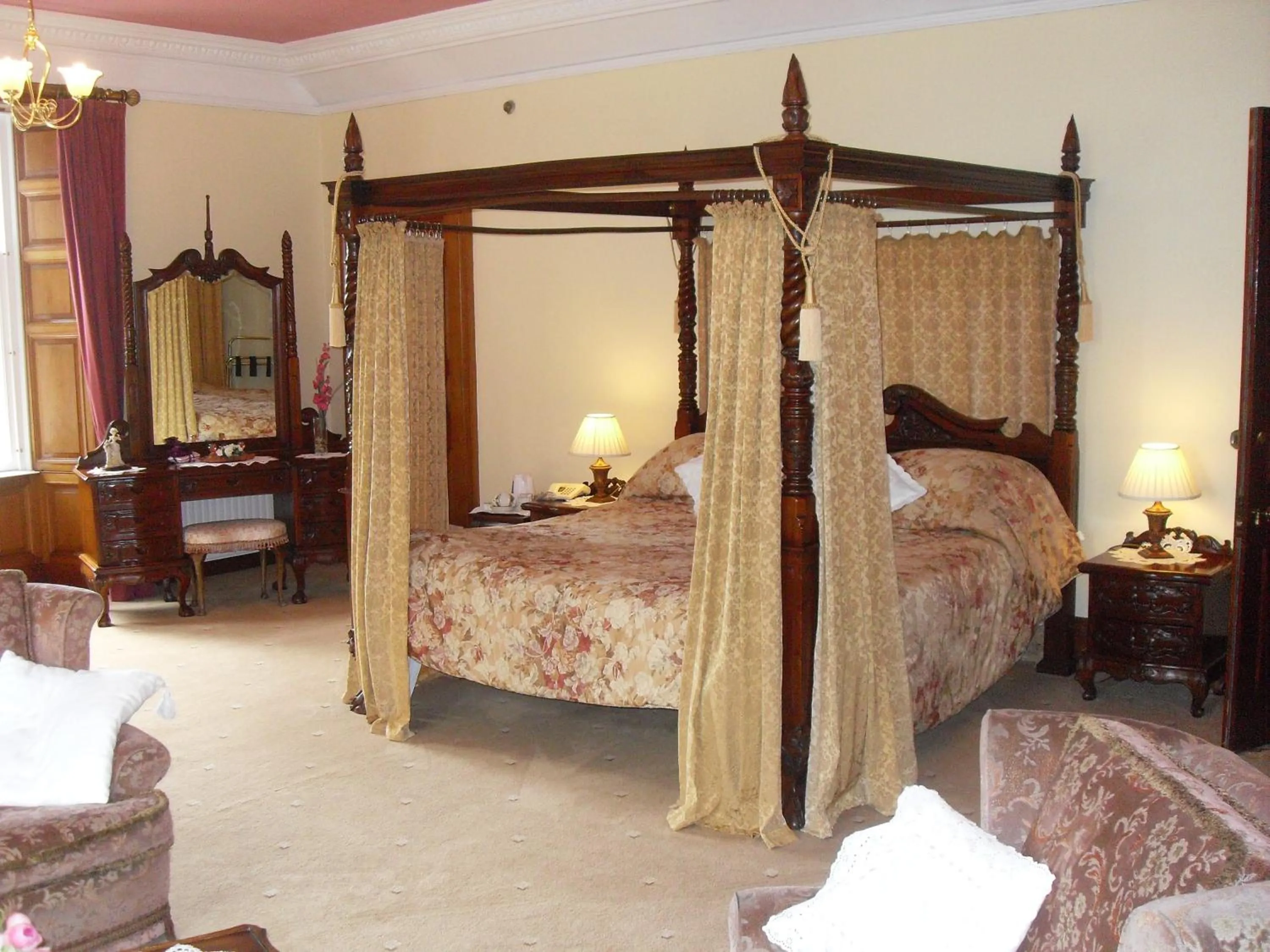 Bedroom, Bed in Ledgowan Lodge Hotel
