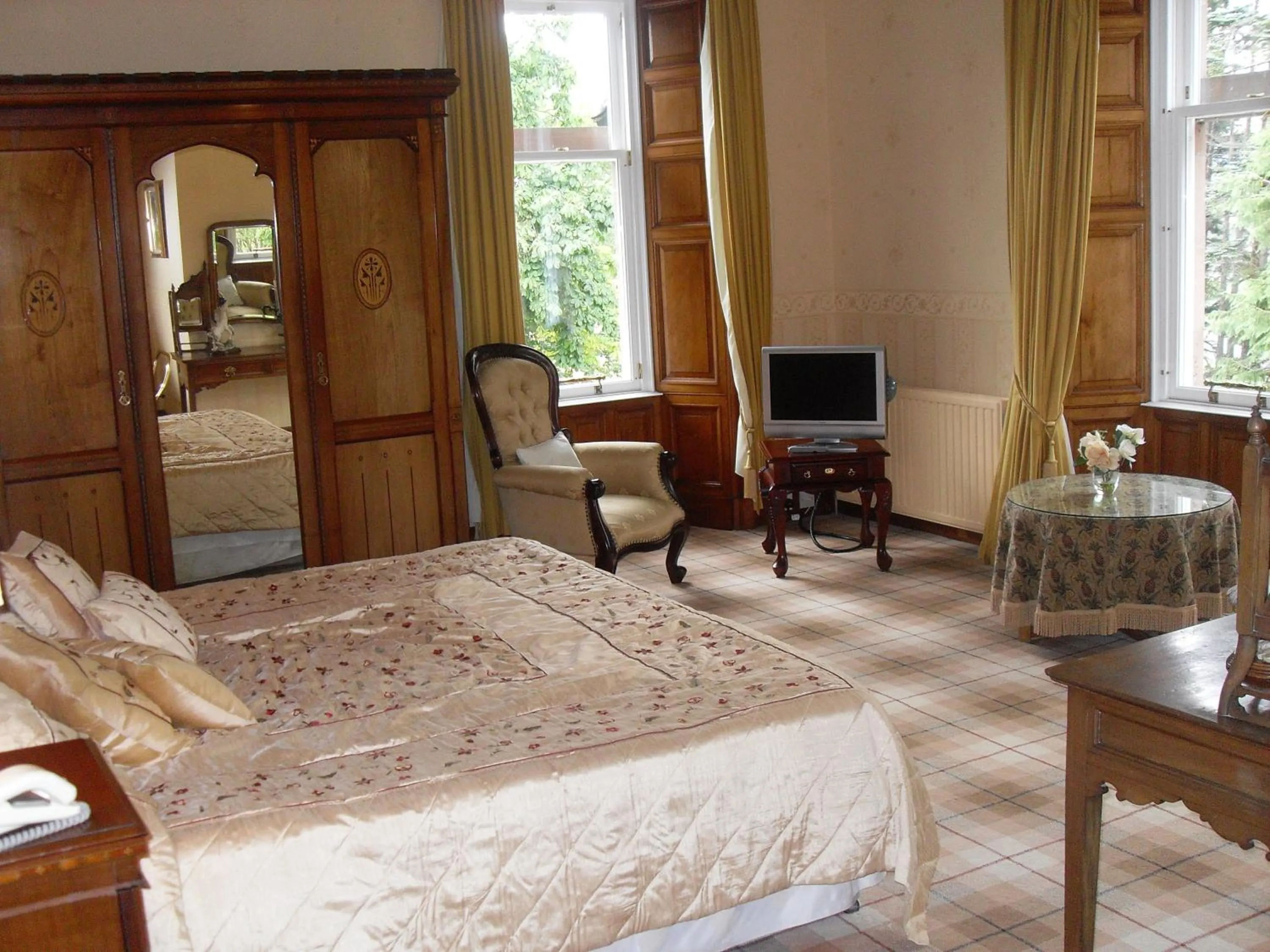 Bedroom, Bed in Ledgowan Lodge Hotel