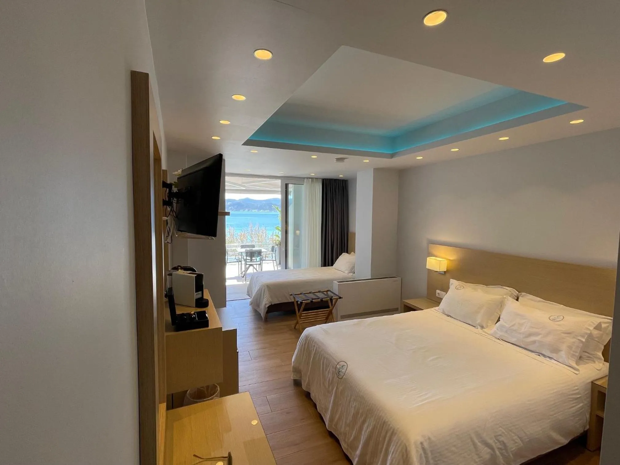 Bed in Thalassa view