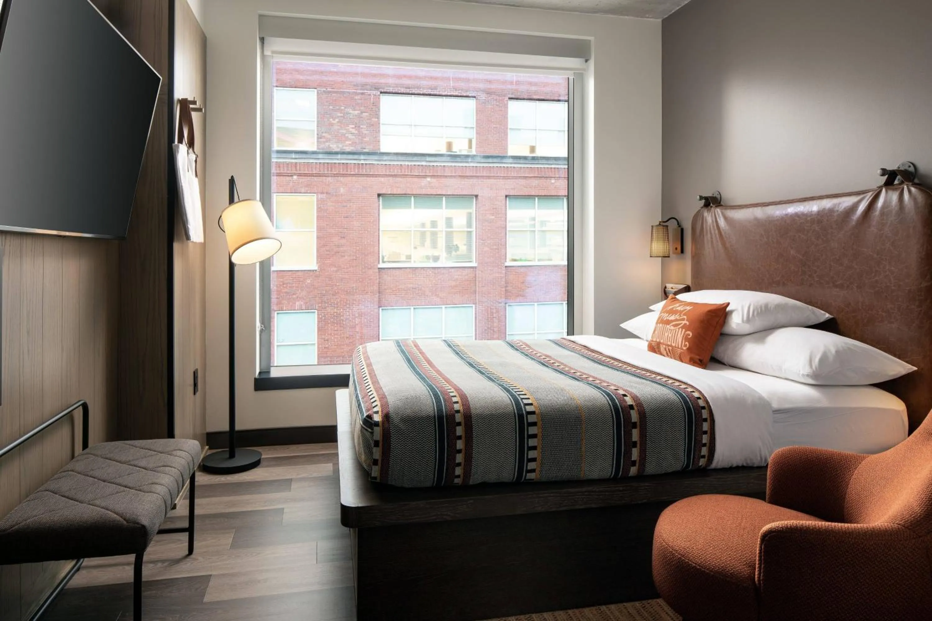 Photo of the whole room, Bed in Moxy Louisville Downtown