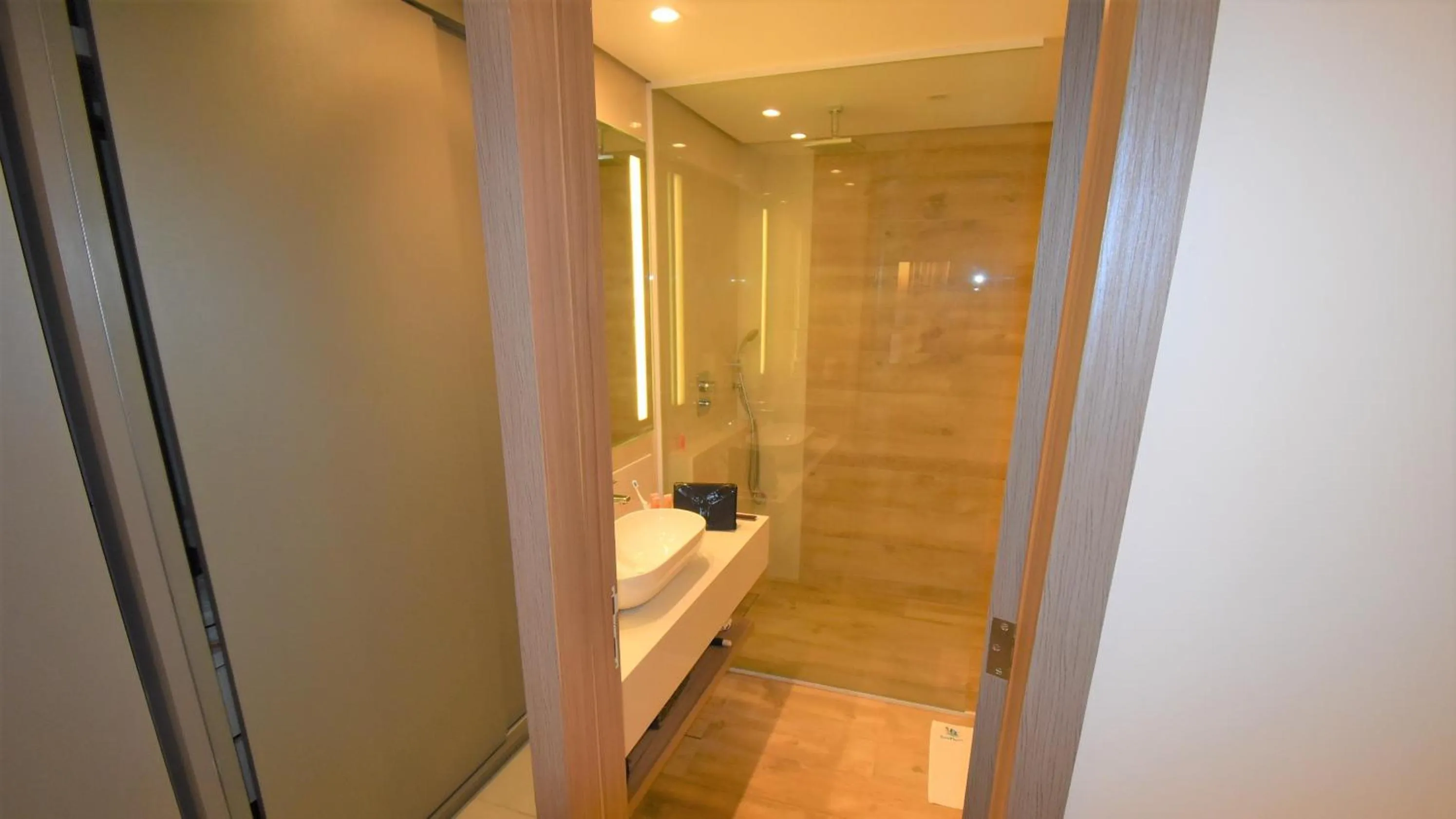 Bathroom in Seaflats Iate Plaza Hotel