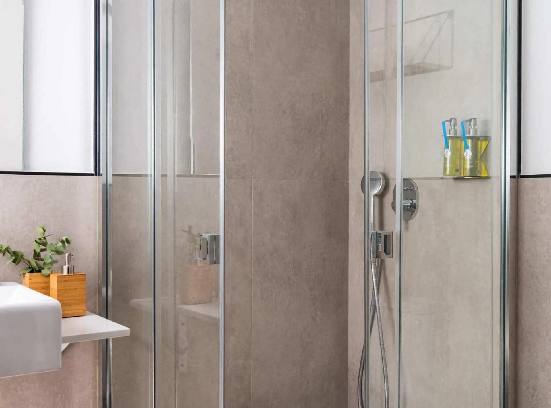 Shower in Casa Sevilla 1920 Suites by Época