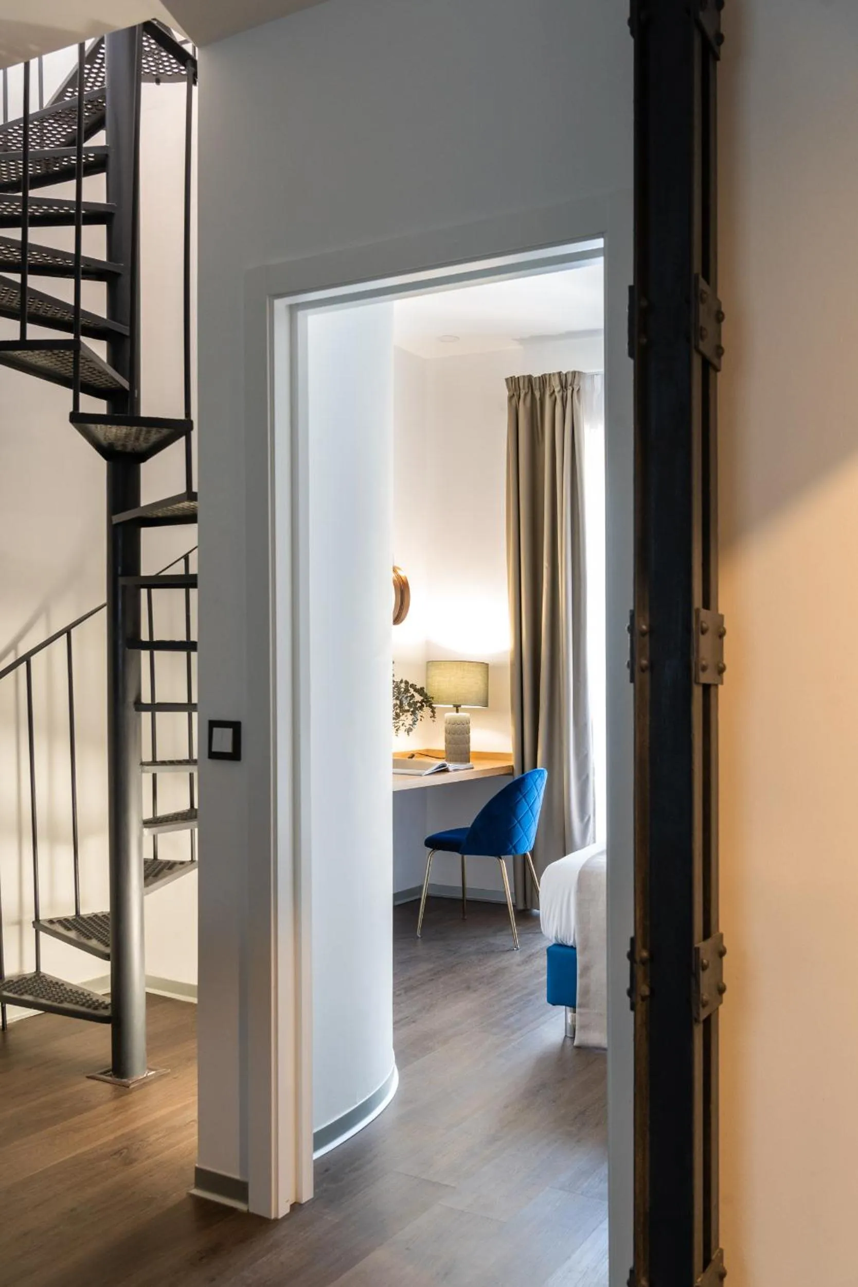 Living room, Bed in Casa Sevilla 1920 Suites by Época