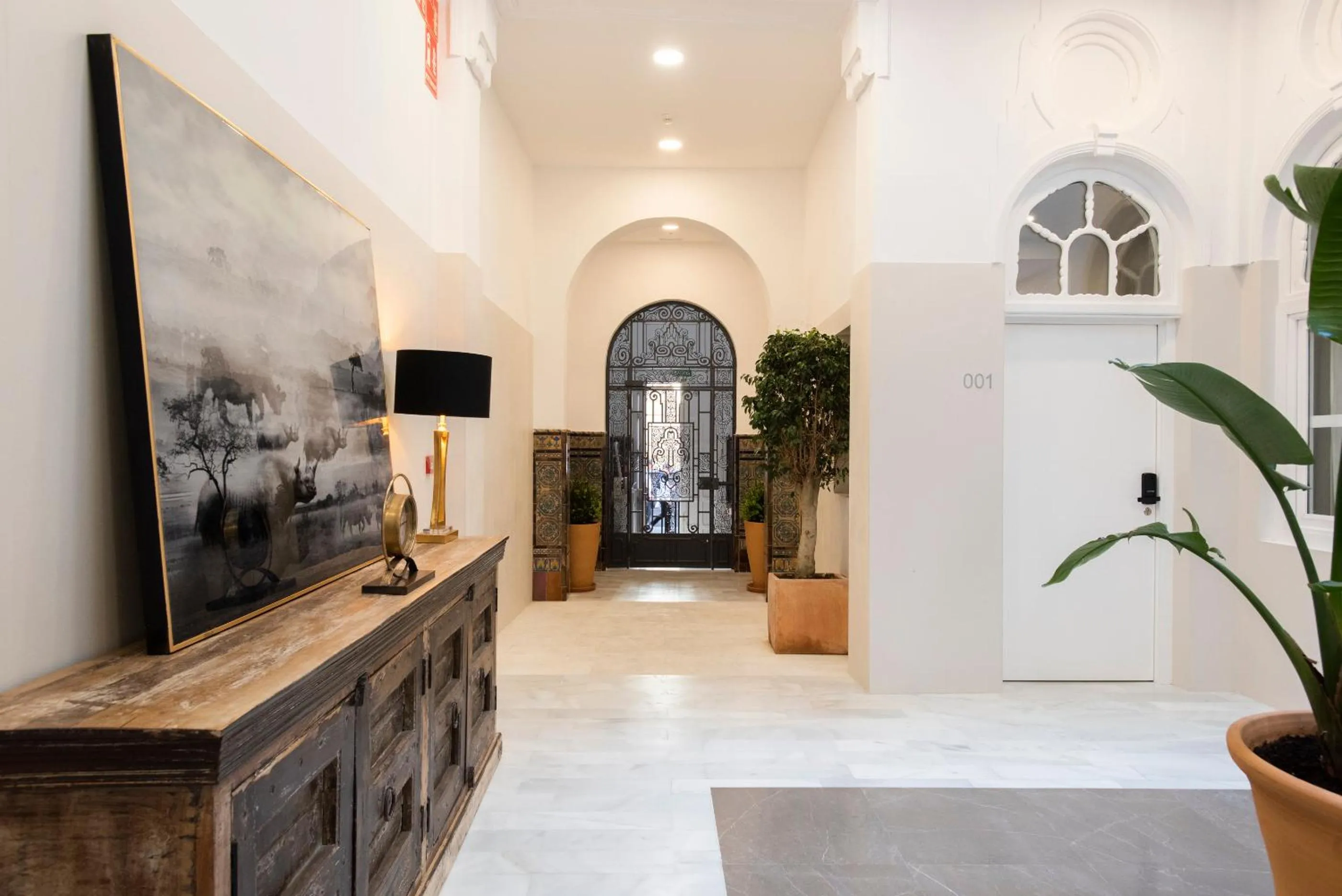 Facade/entrance in Casa Sevilla 1920 Suites by Época