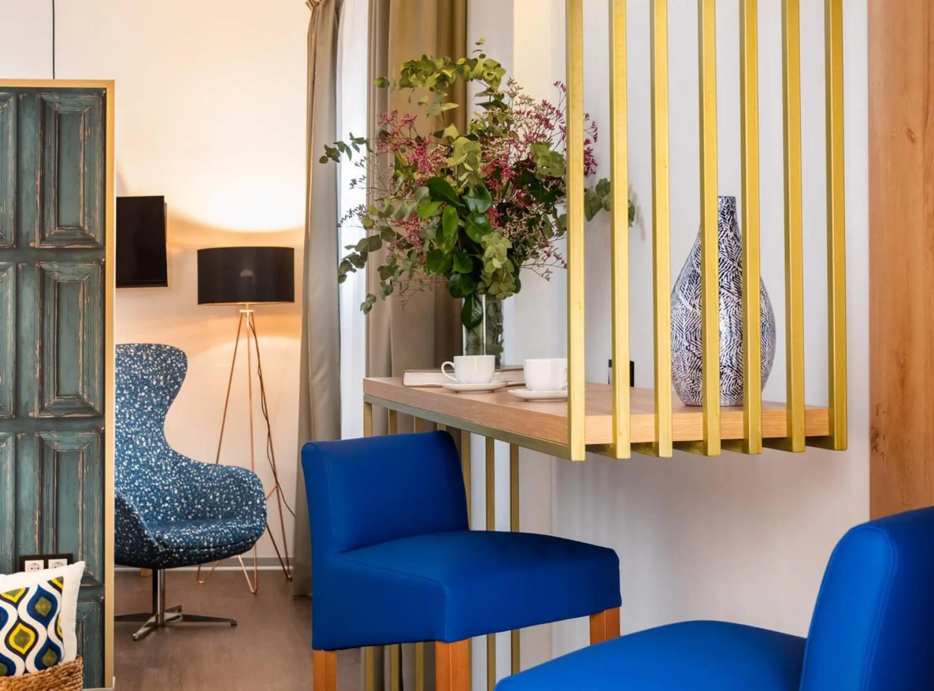 Living room in Casa Sevilla 1920 Suites by Época