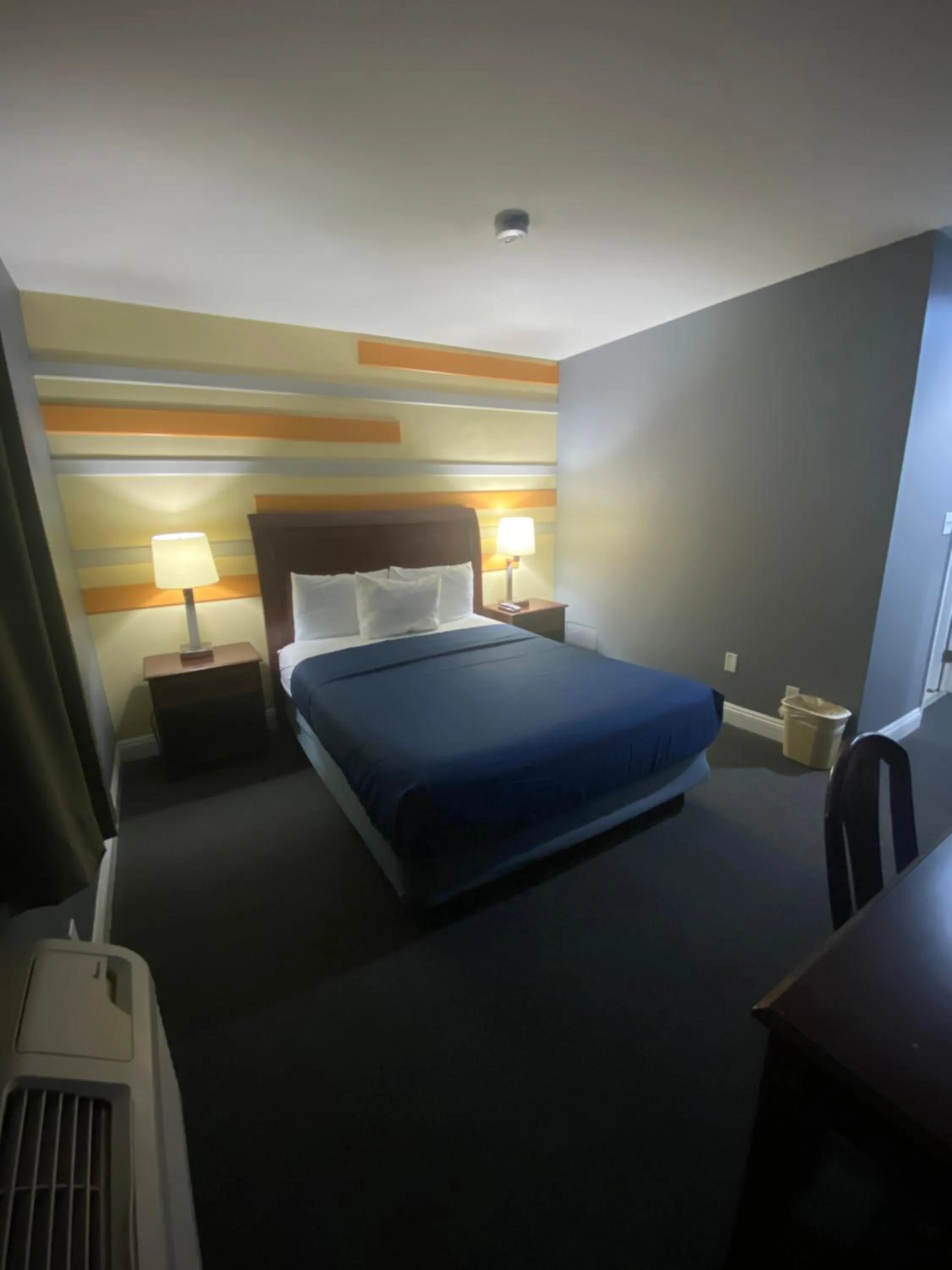 Bed in Knights Inn Los Angeles Central / Convention Center Area