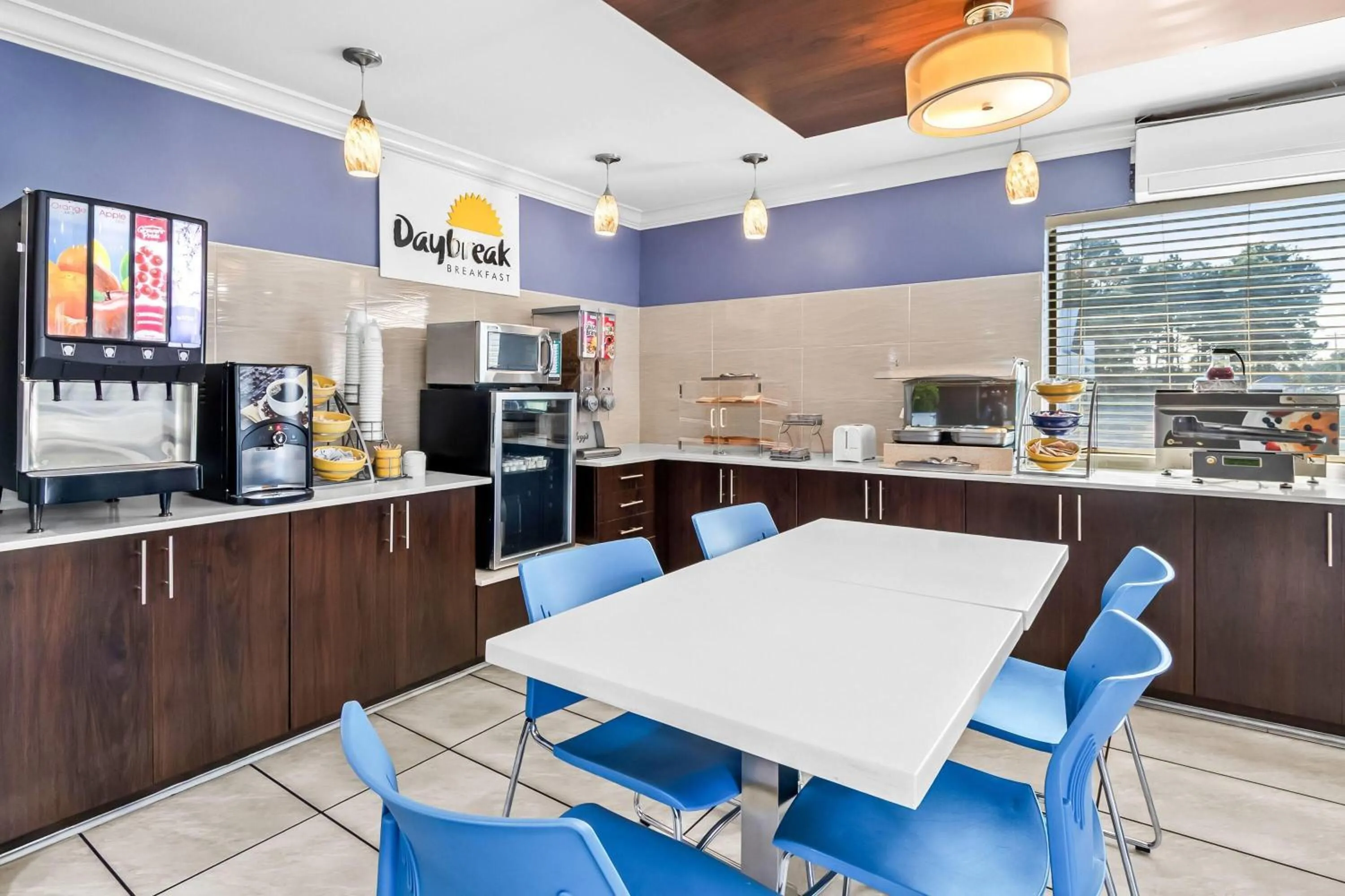 Restaurant/places to eat in Days Inn by Wyndham Goose Creek
