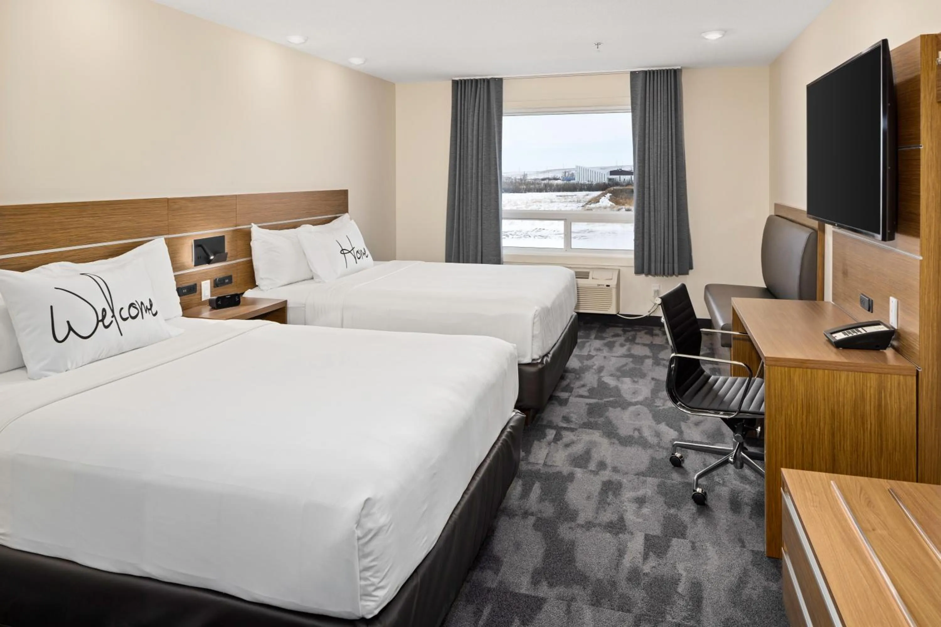 Photo of the whole room, Bed in Home Inn & Suites - Swift Current