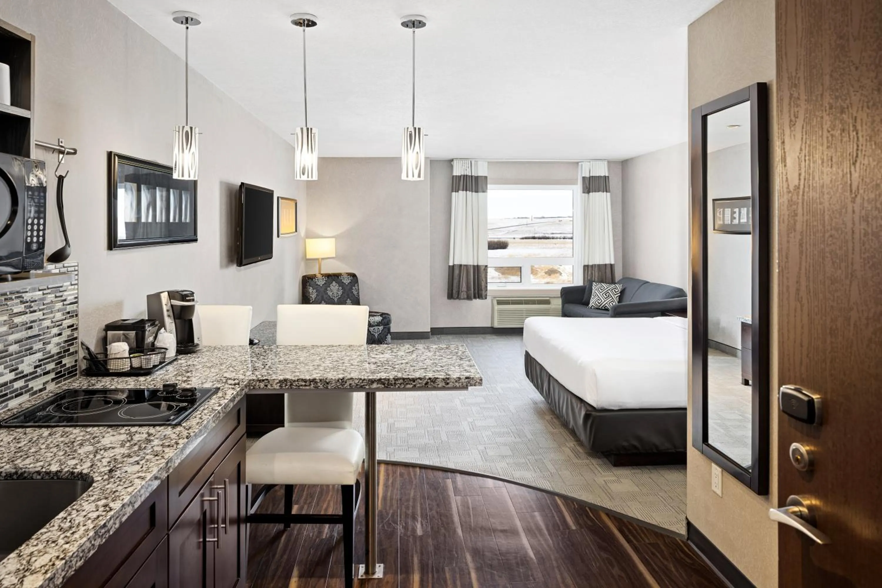 Kitchen or kitchenette, Bed in Home Inn & Suites - Swift Current