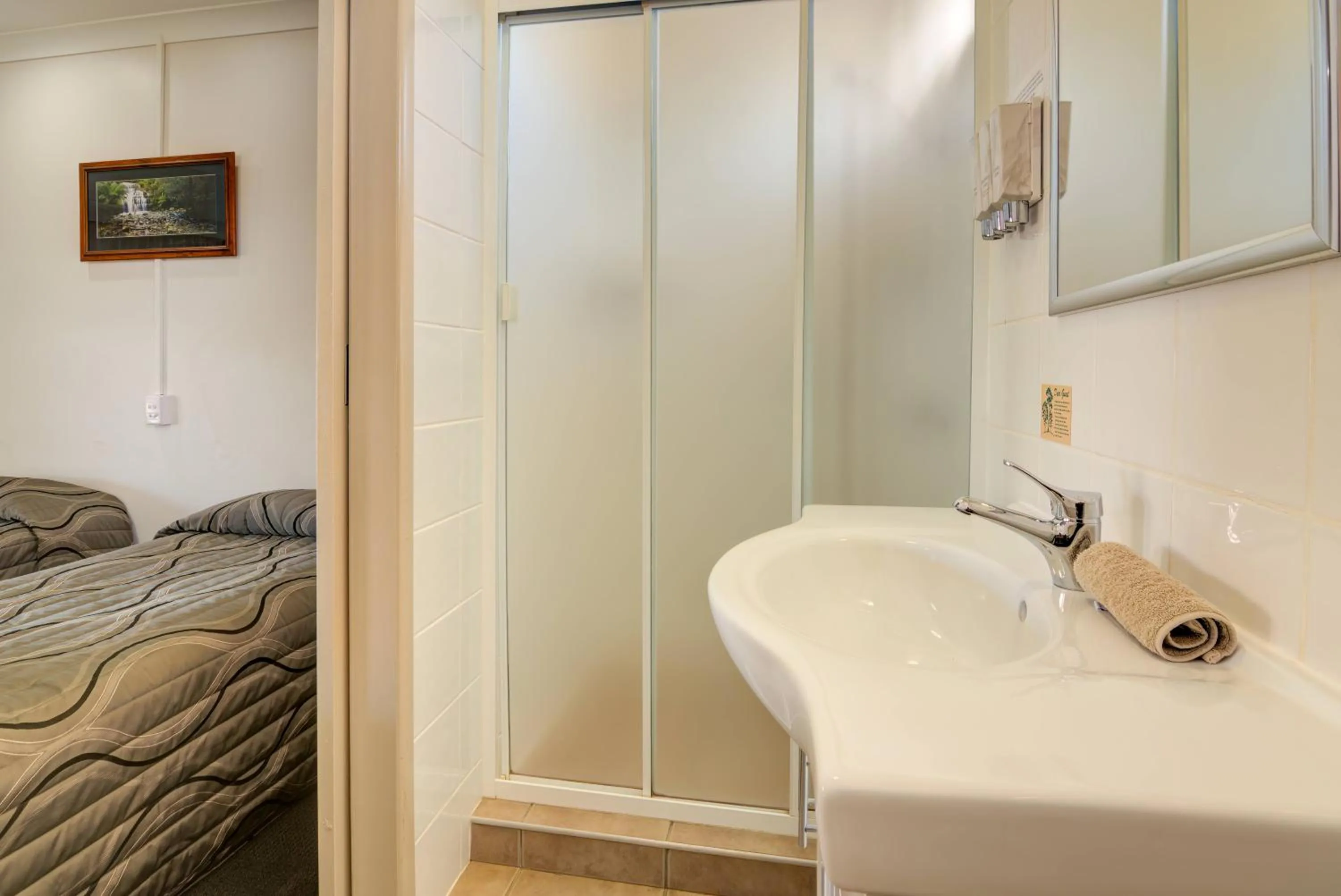 Bathroom, Bed in Kingaroy Country Motel