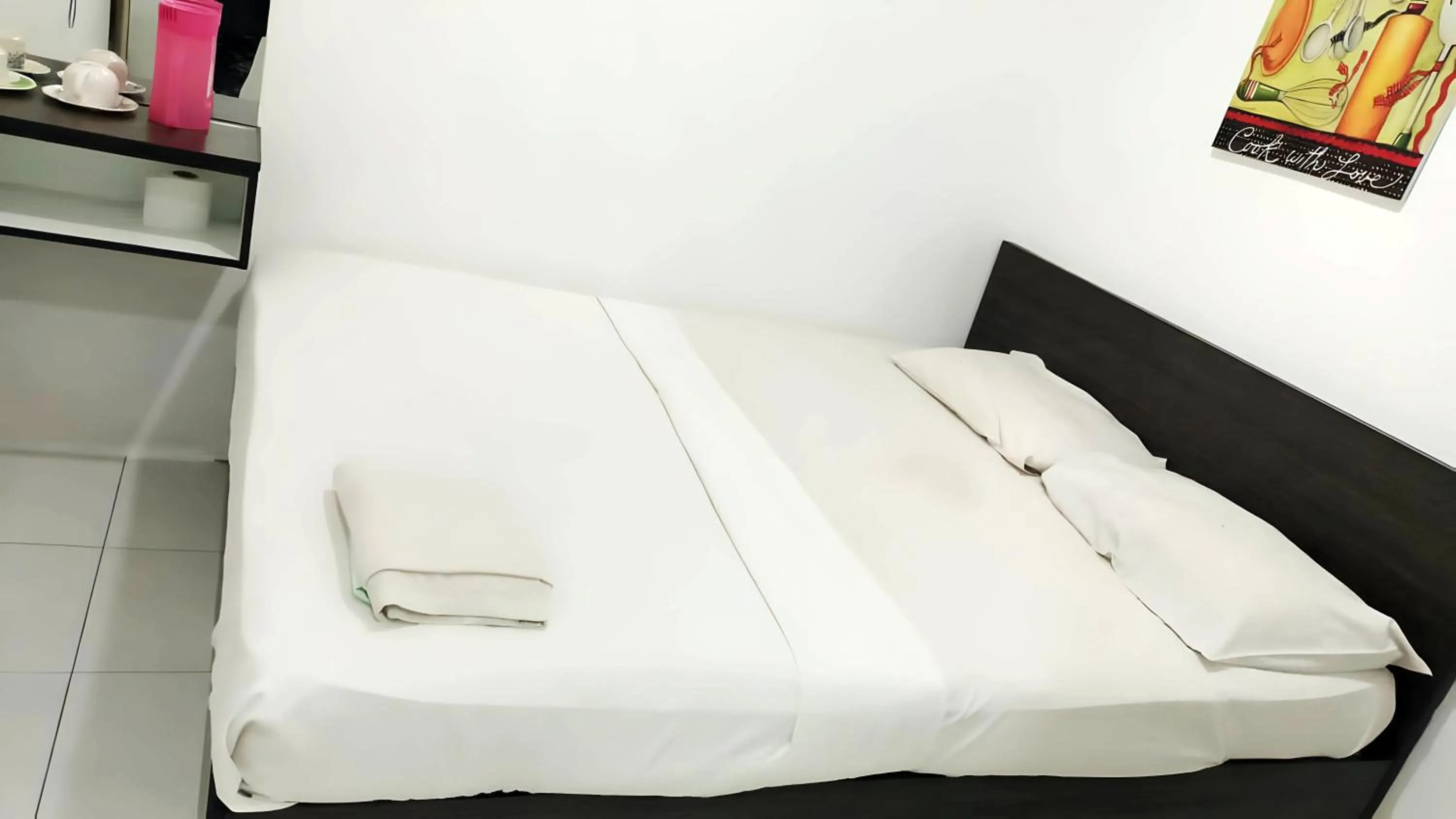 Bed in Hotel Checkedinn