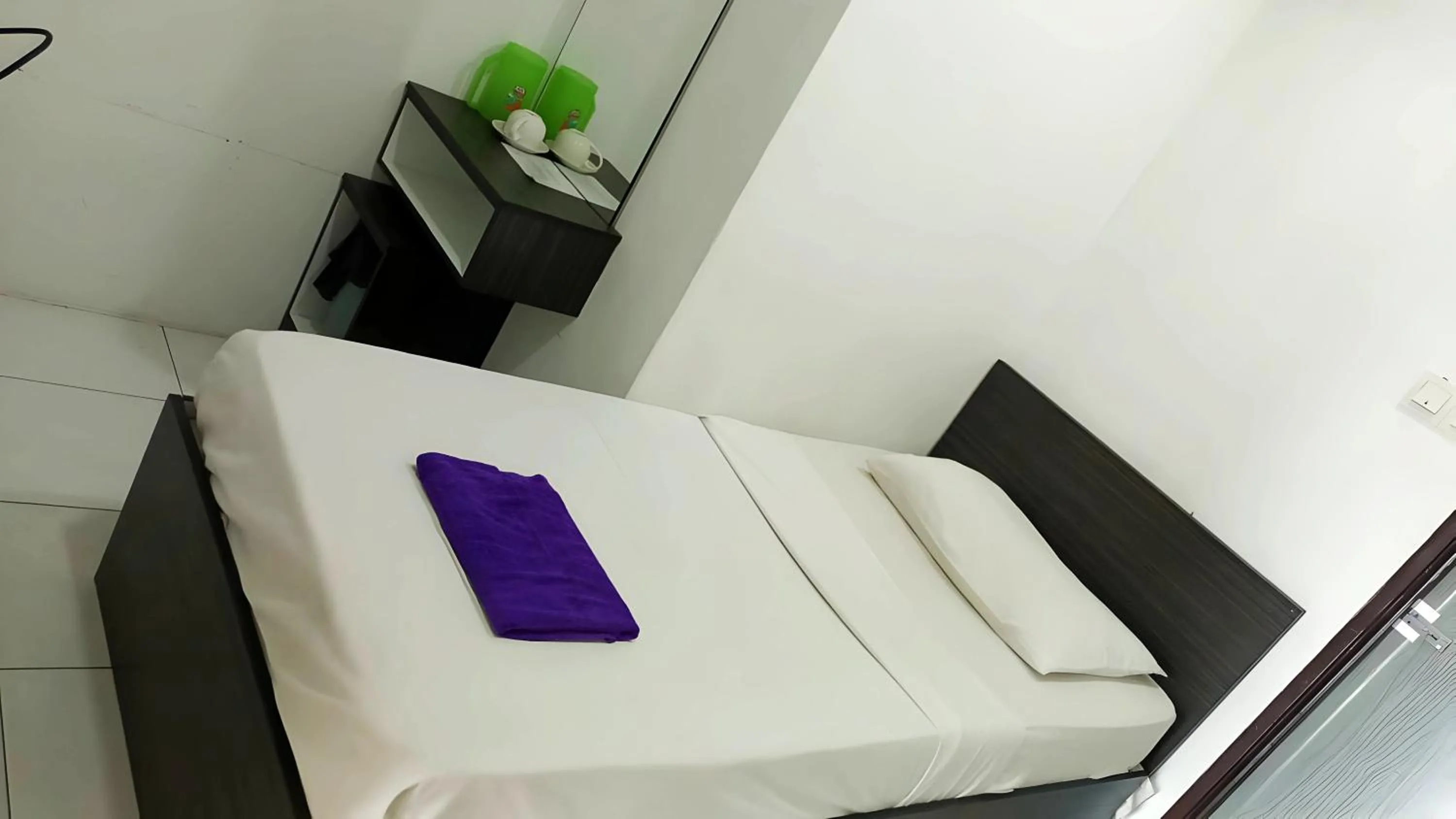 Bed in Hotel Checkedinn