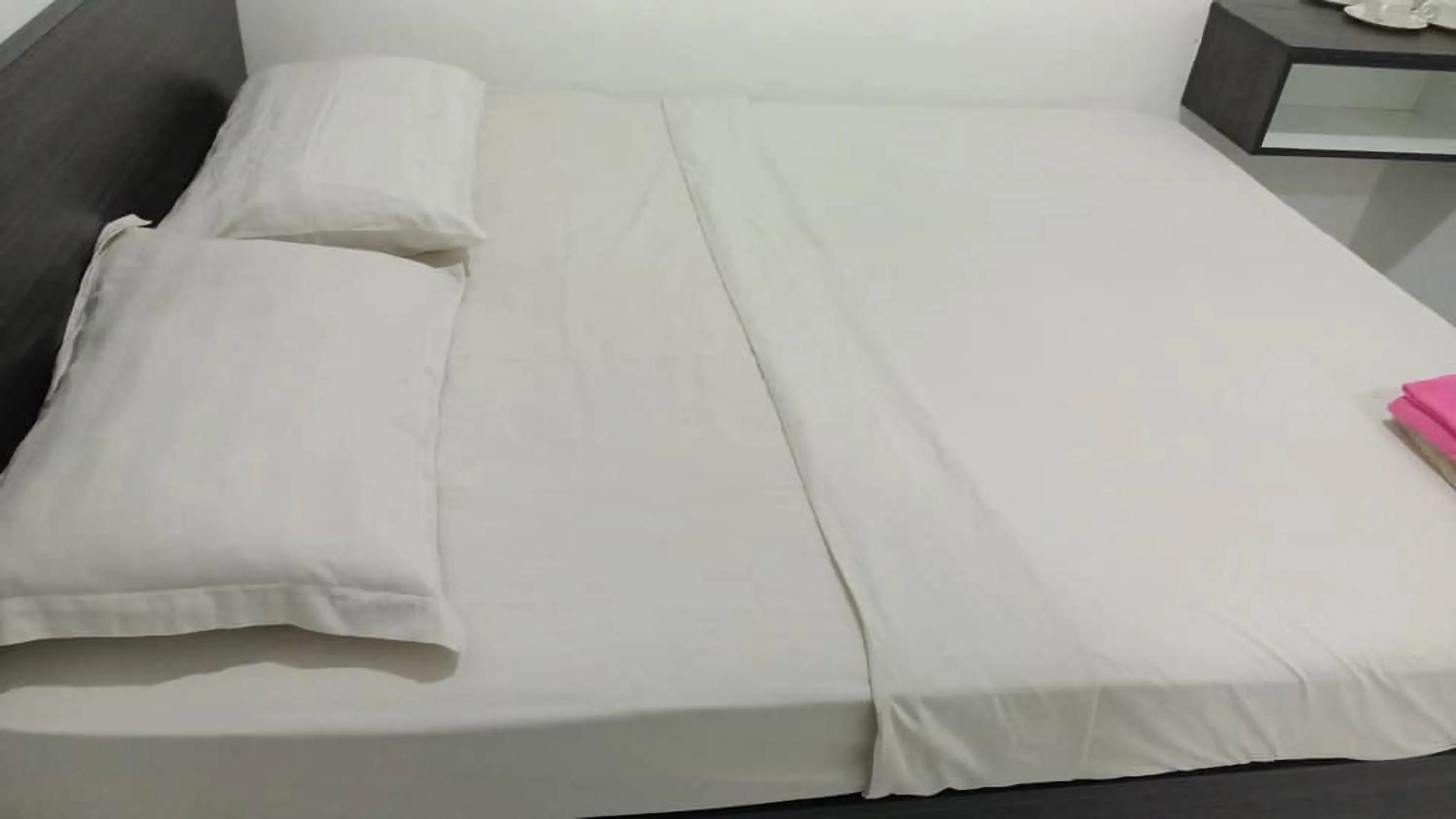 Bed in Hotel Checkedinn