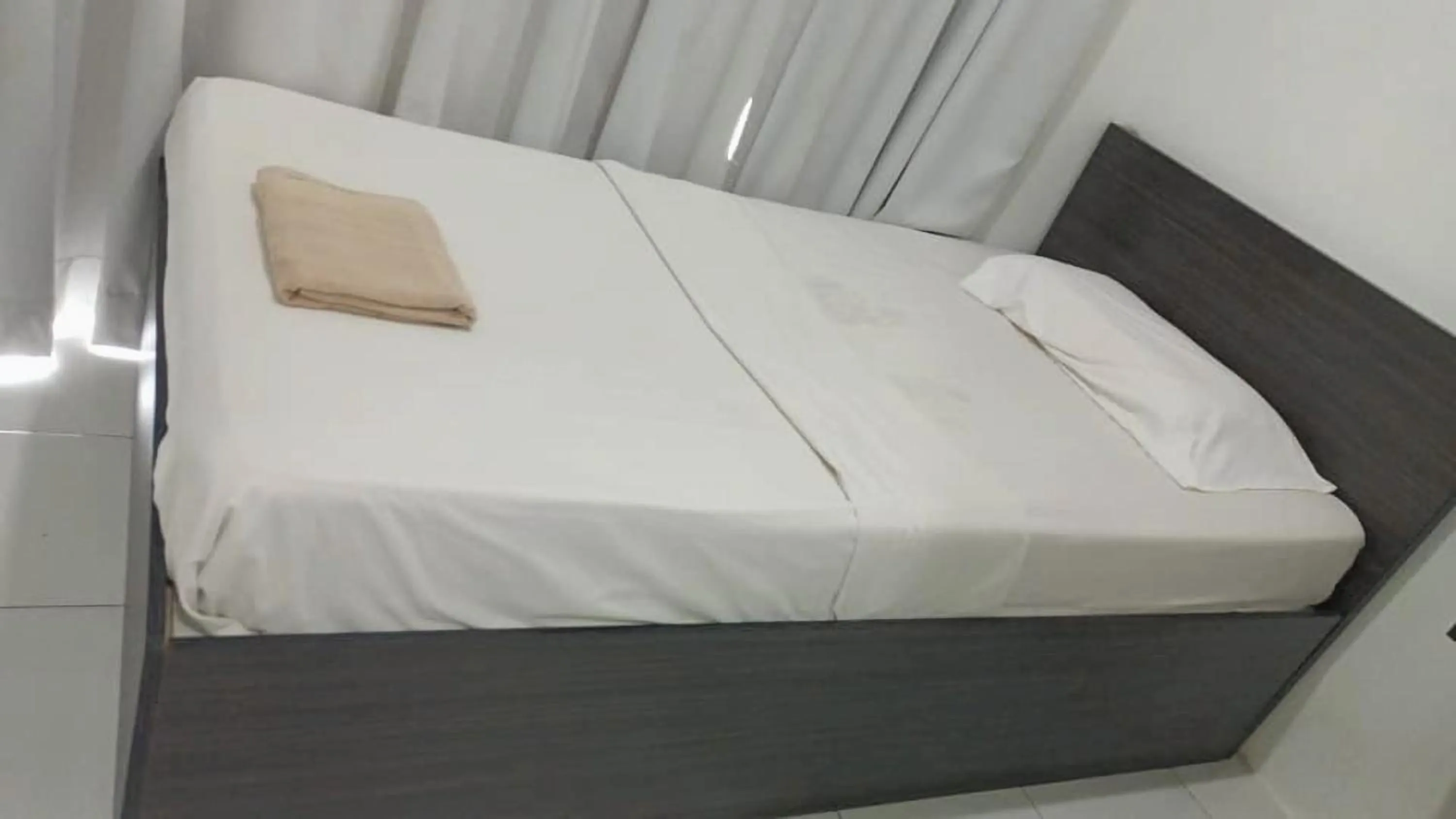 Bed in Hotel Checkedinn