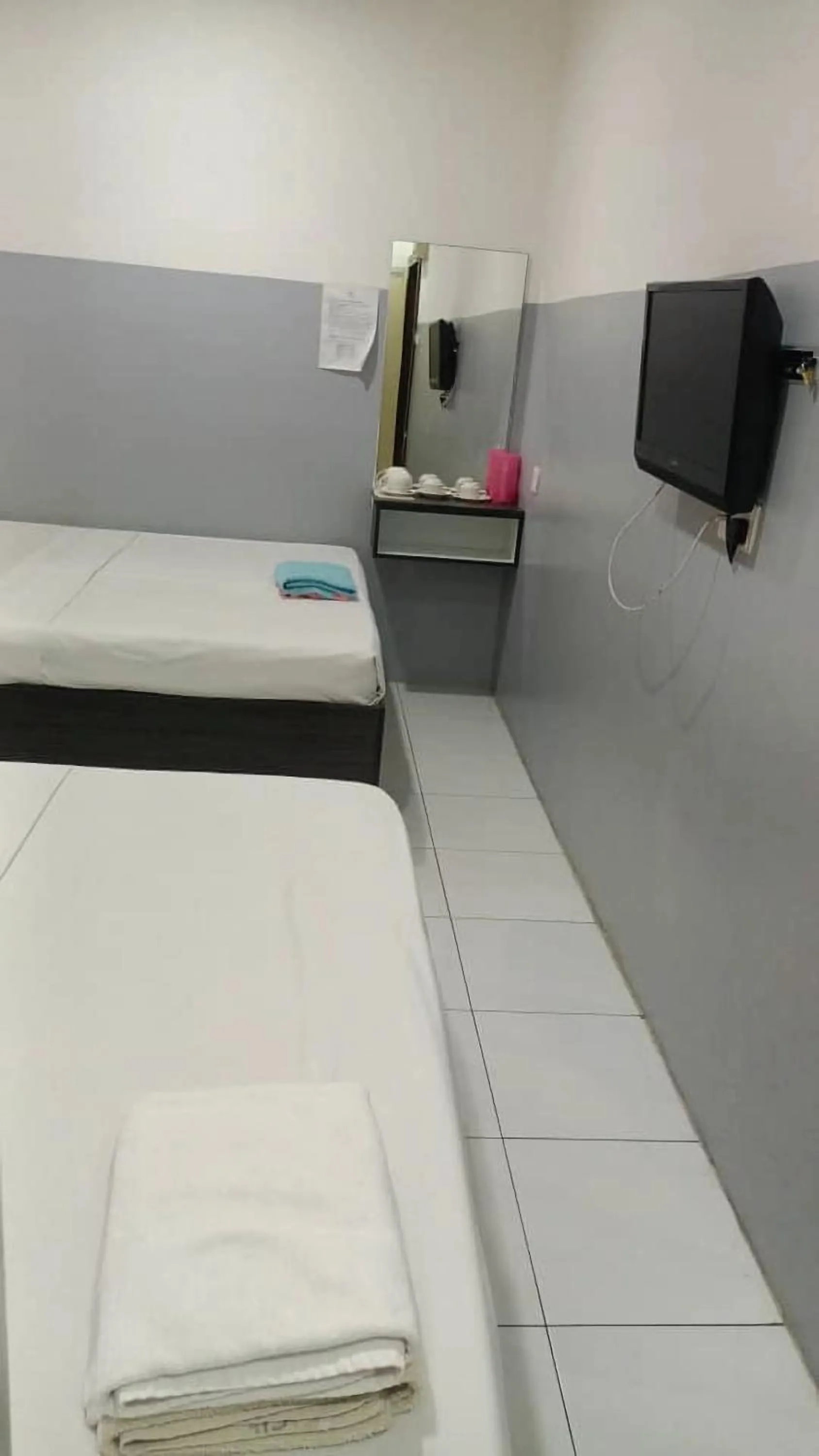 Bed in Hotel Checkedinn