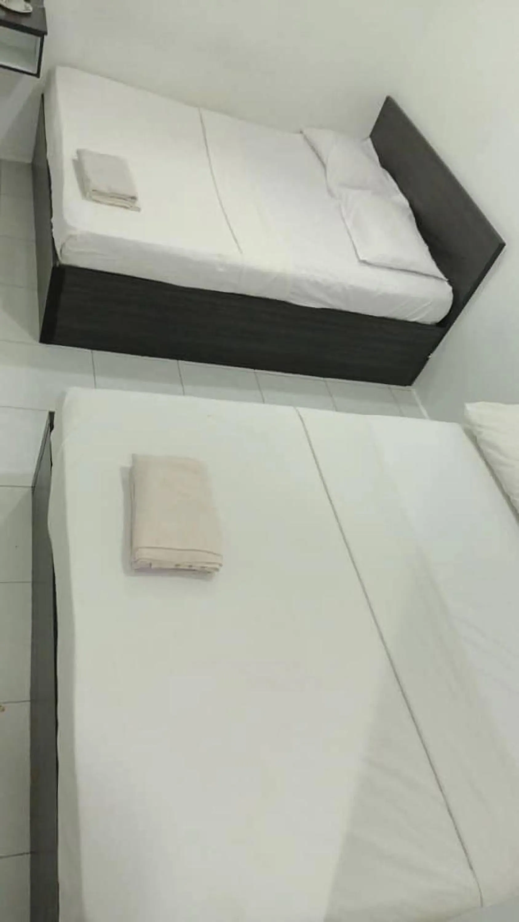 Bed in Hotel Checkedinn