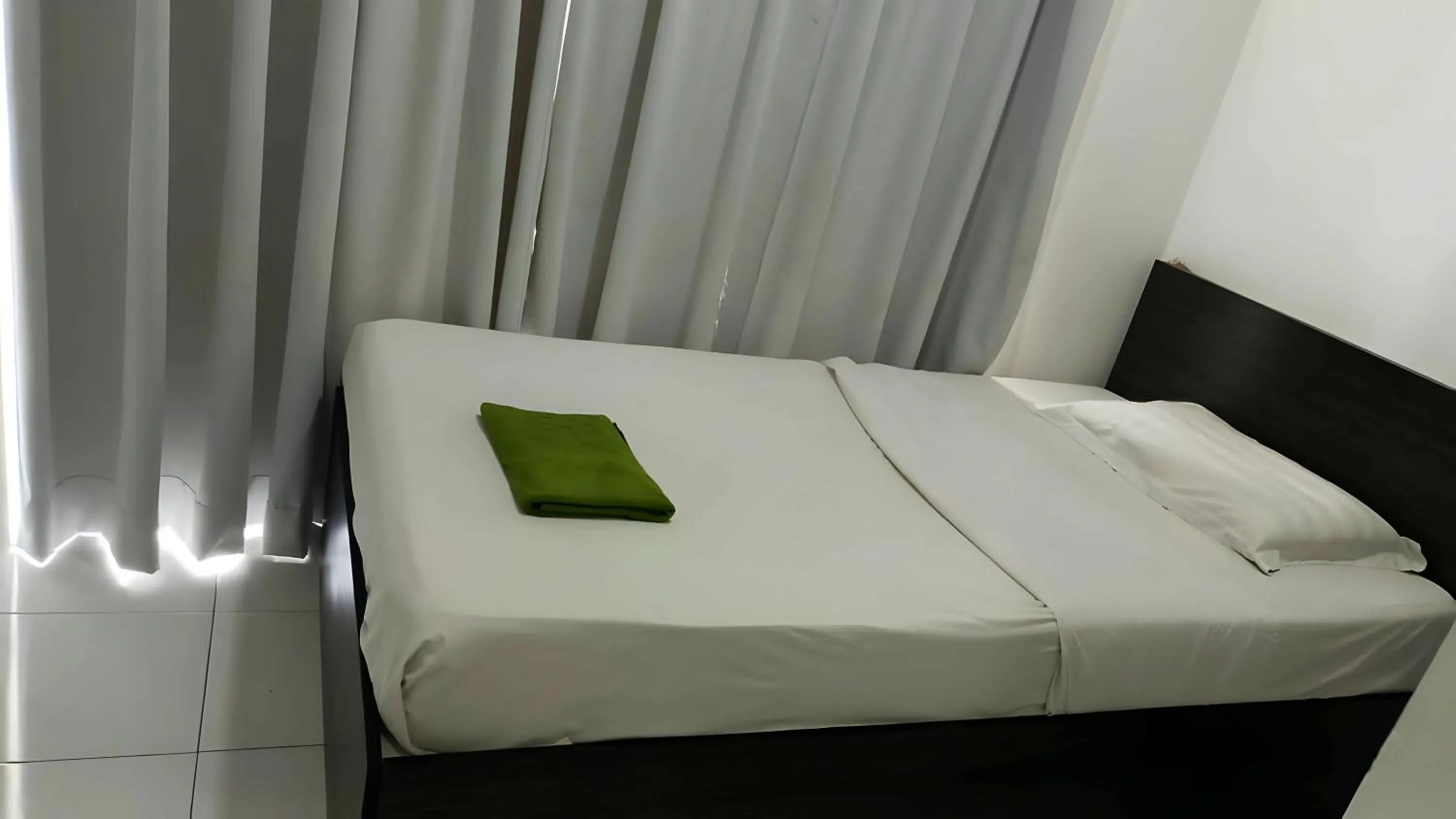 Bed in Hotel Checkedinn