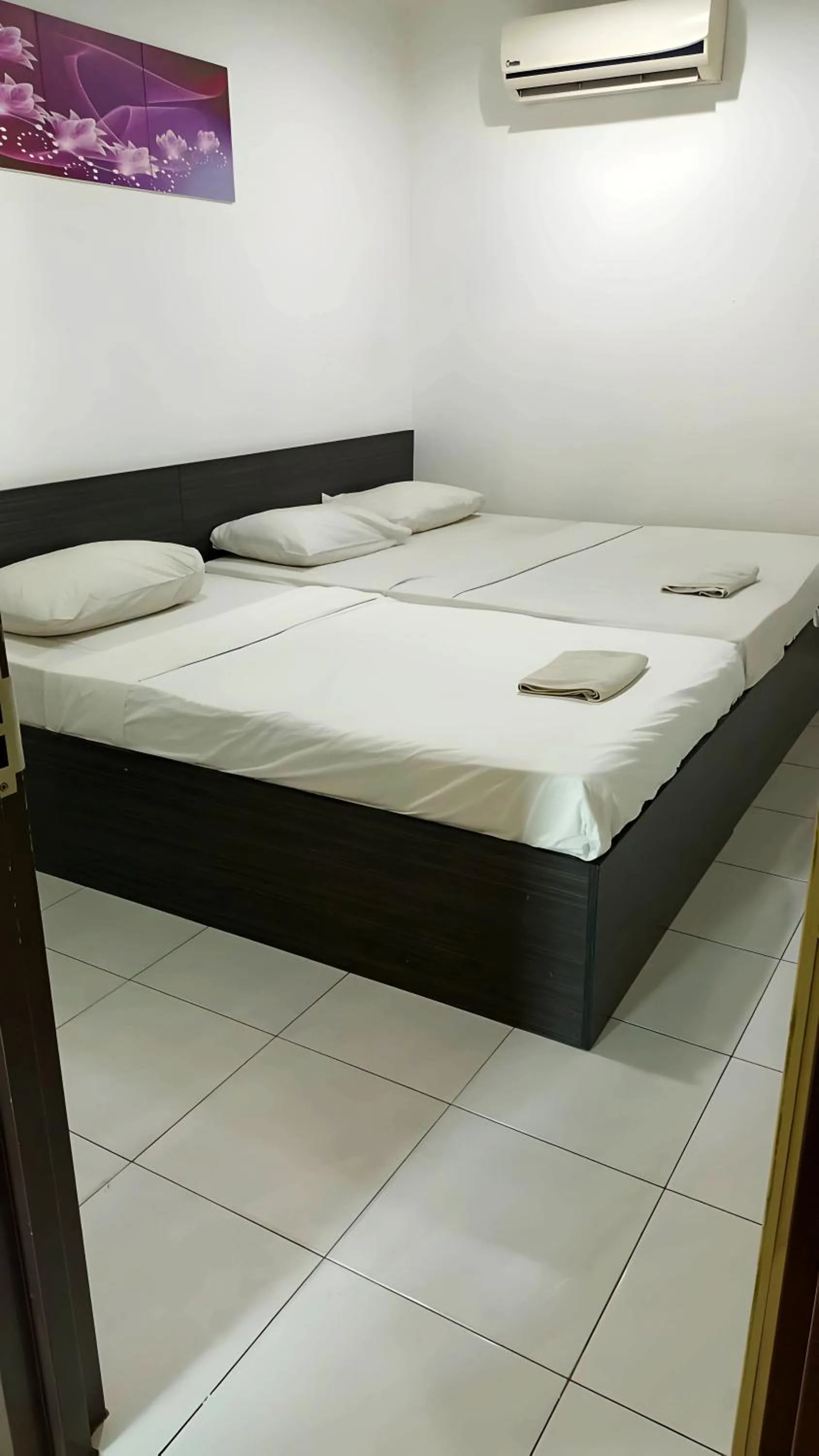 Bed in Hotel Checkedinn