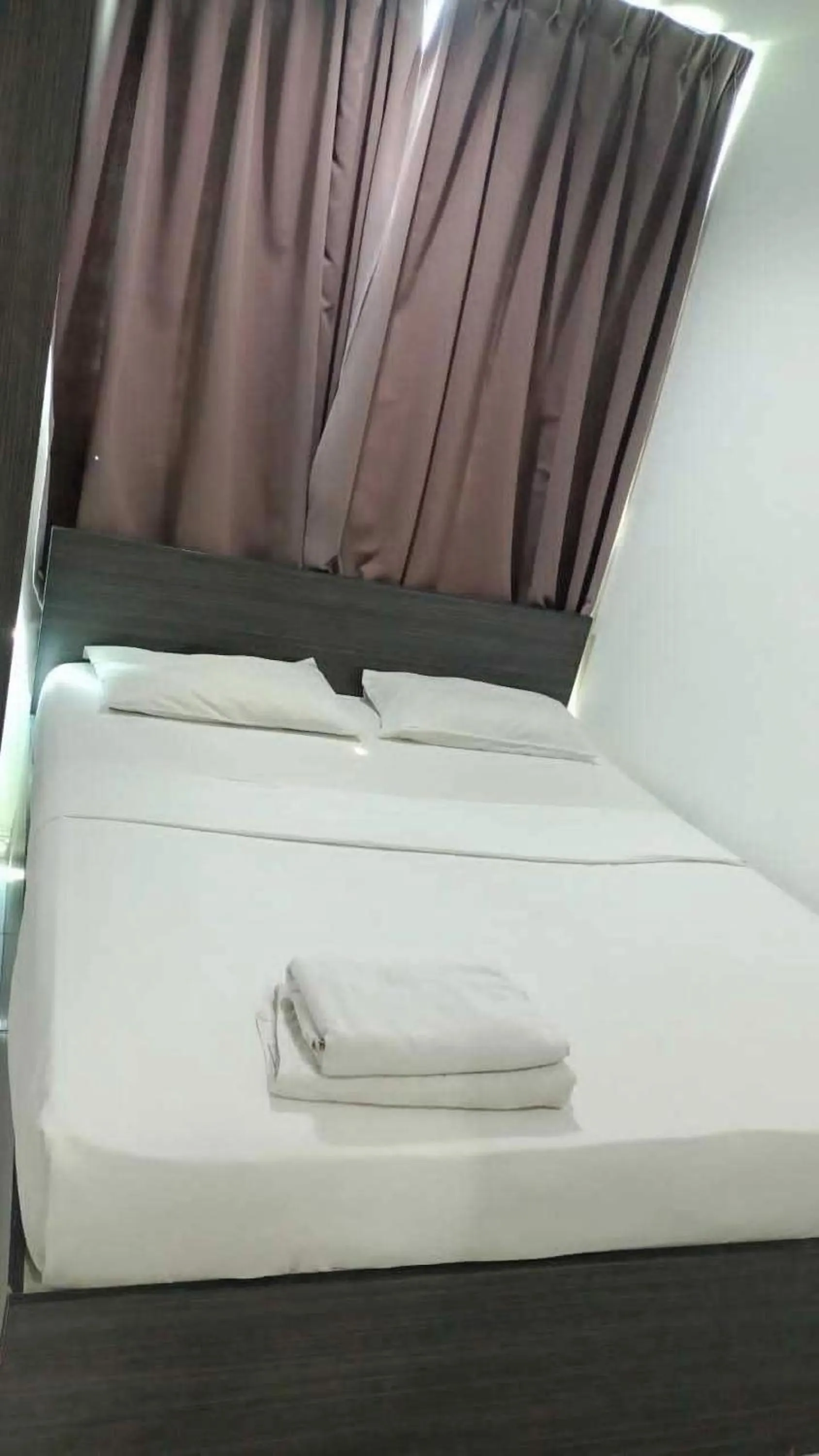 Bed in Hotel Checkedinn