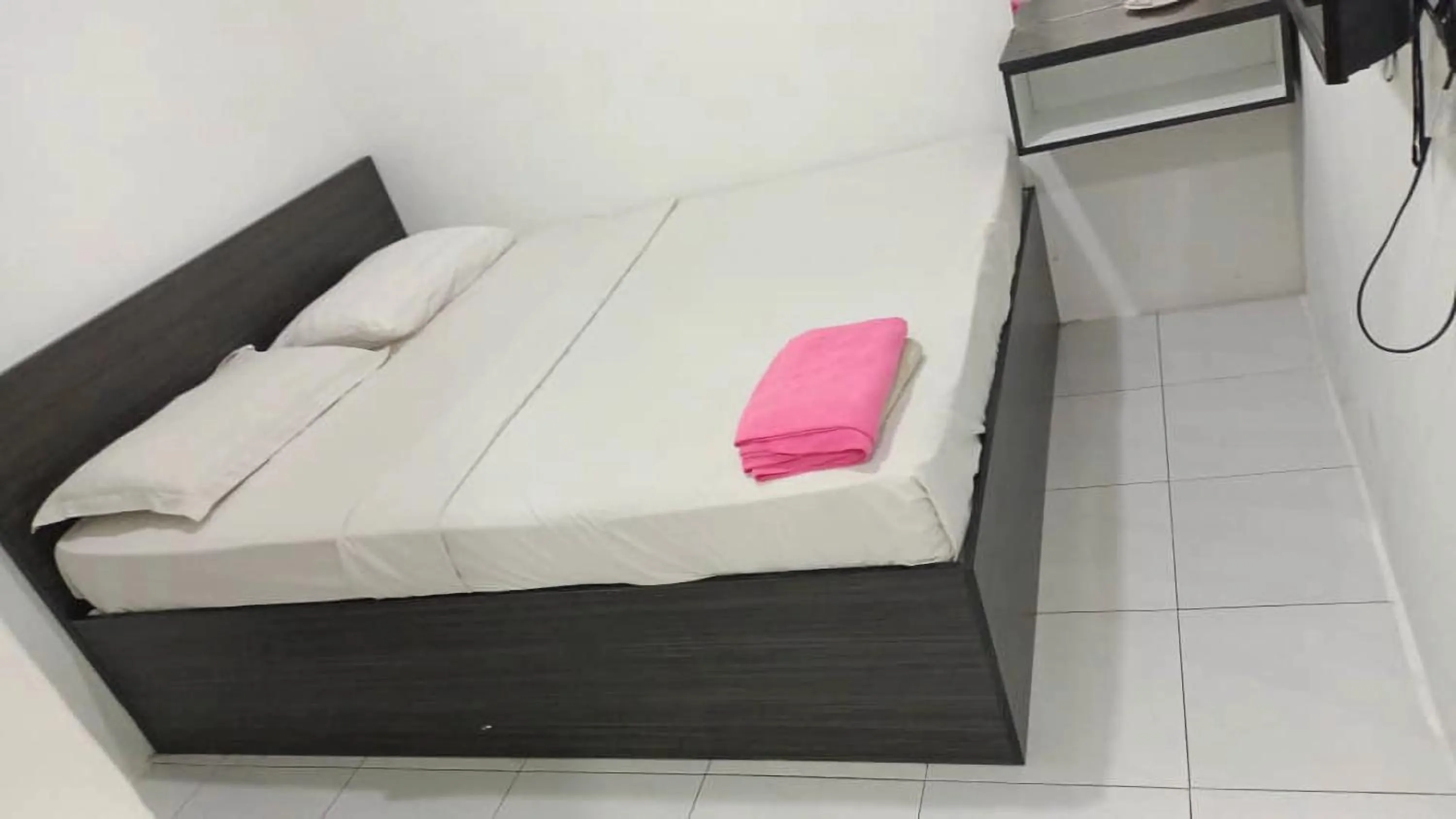 Bed in Hotel Checkedinn