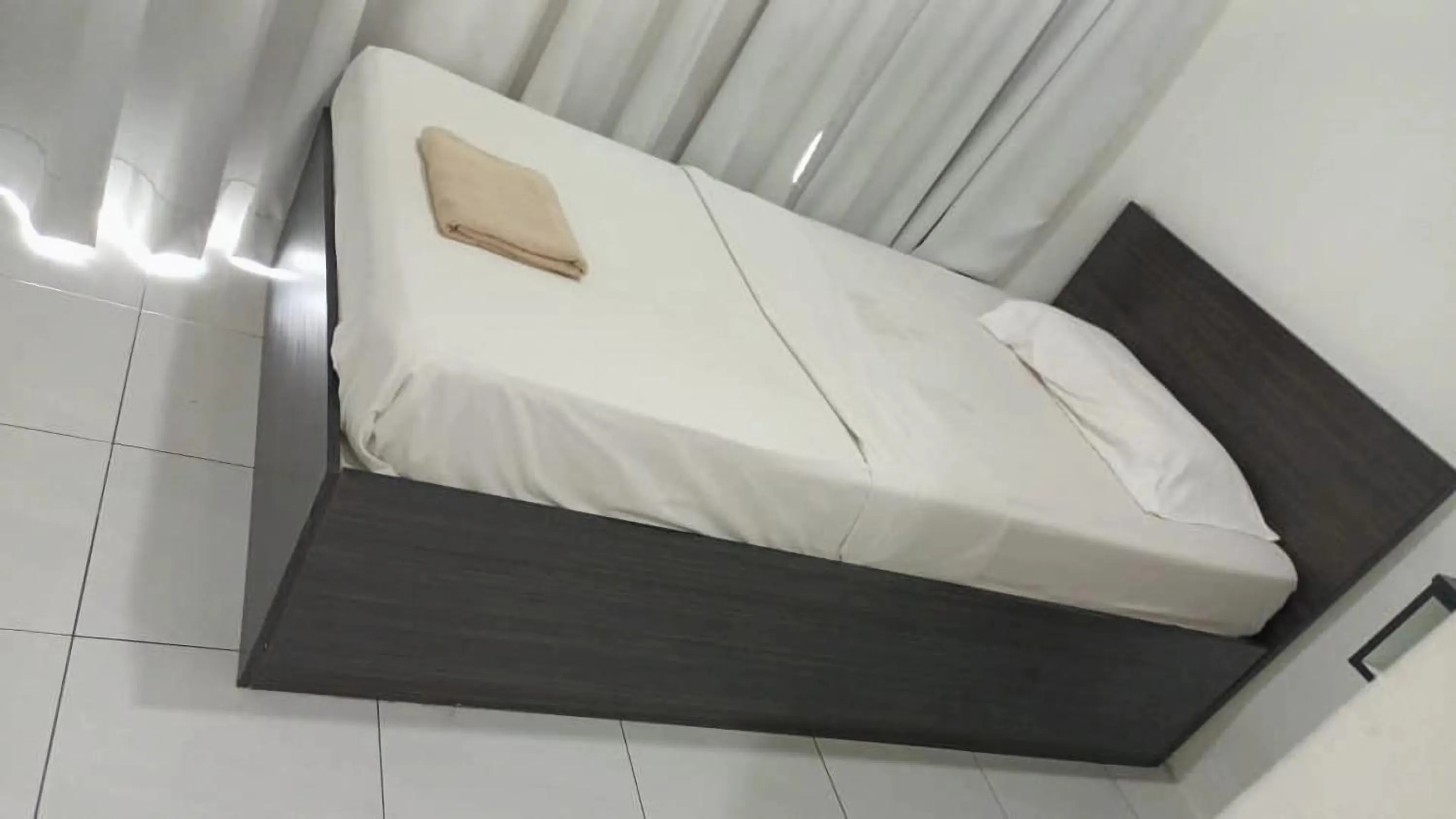 Bed in Hotel Checkedinn