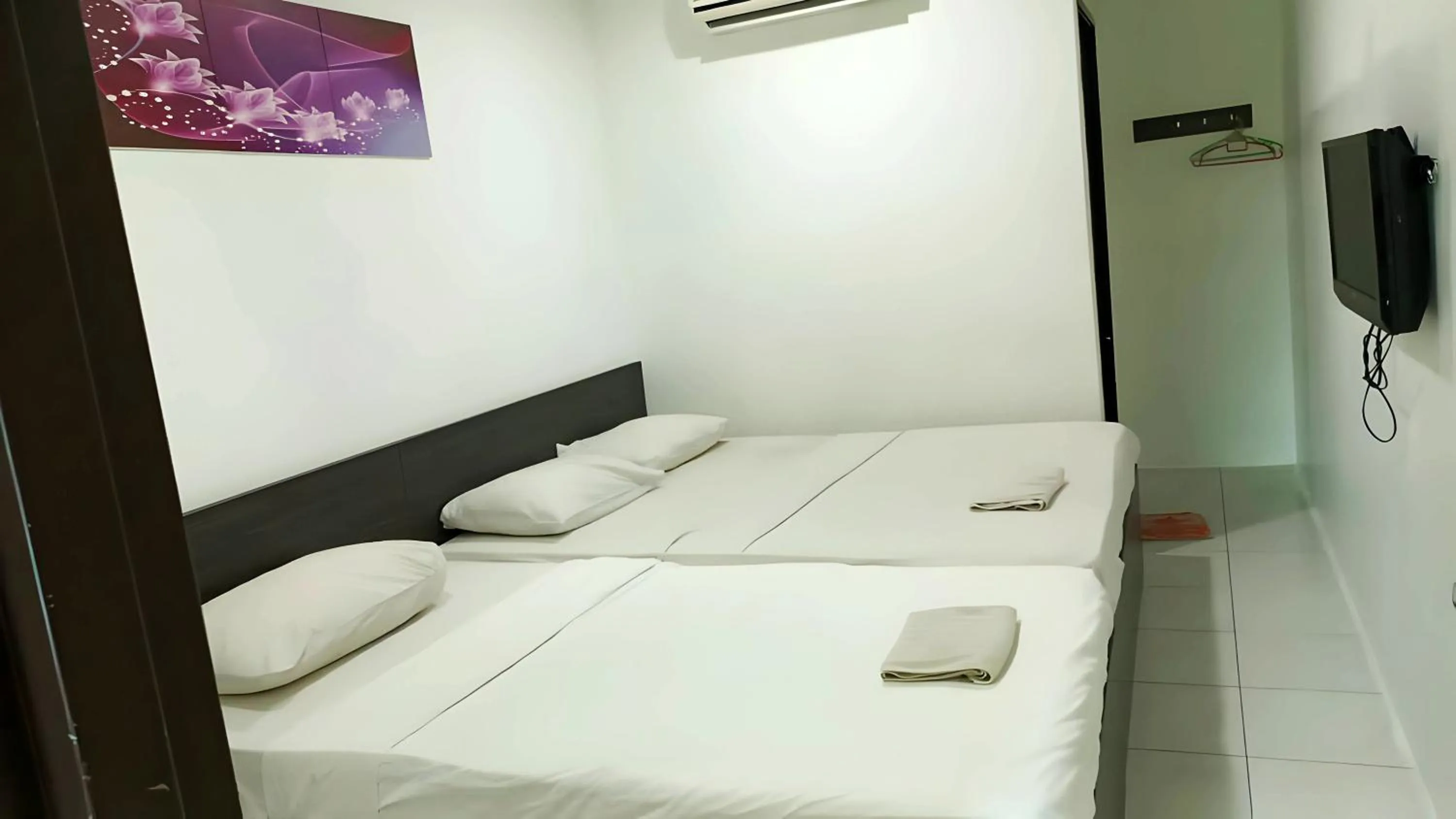 Bed in Hotel Checkedinn