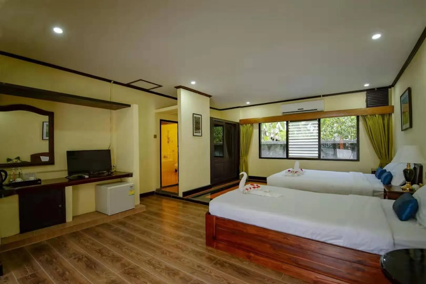 Bed in E-Outfitting Vang Thong Hotel