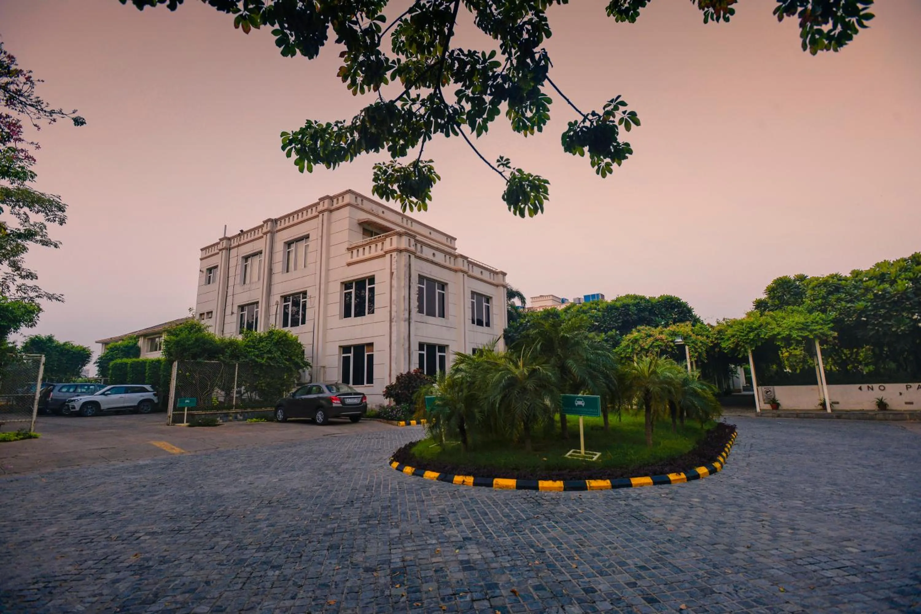 Parking in TreeHouse Hotel Club & Spa