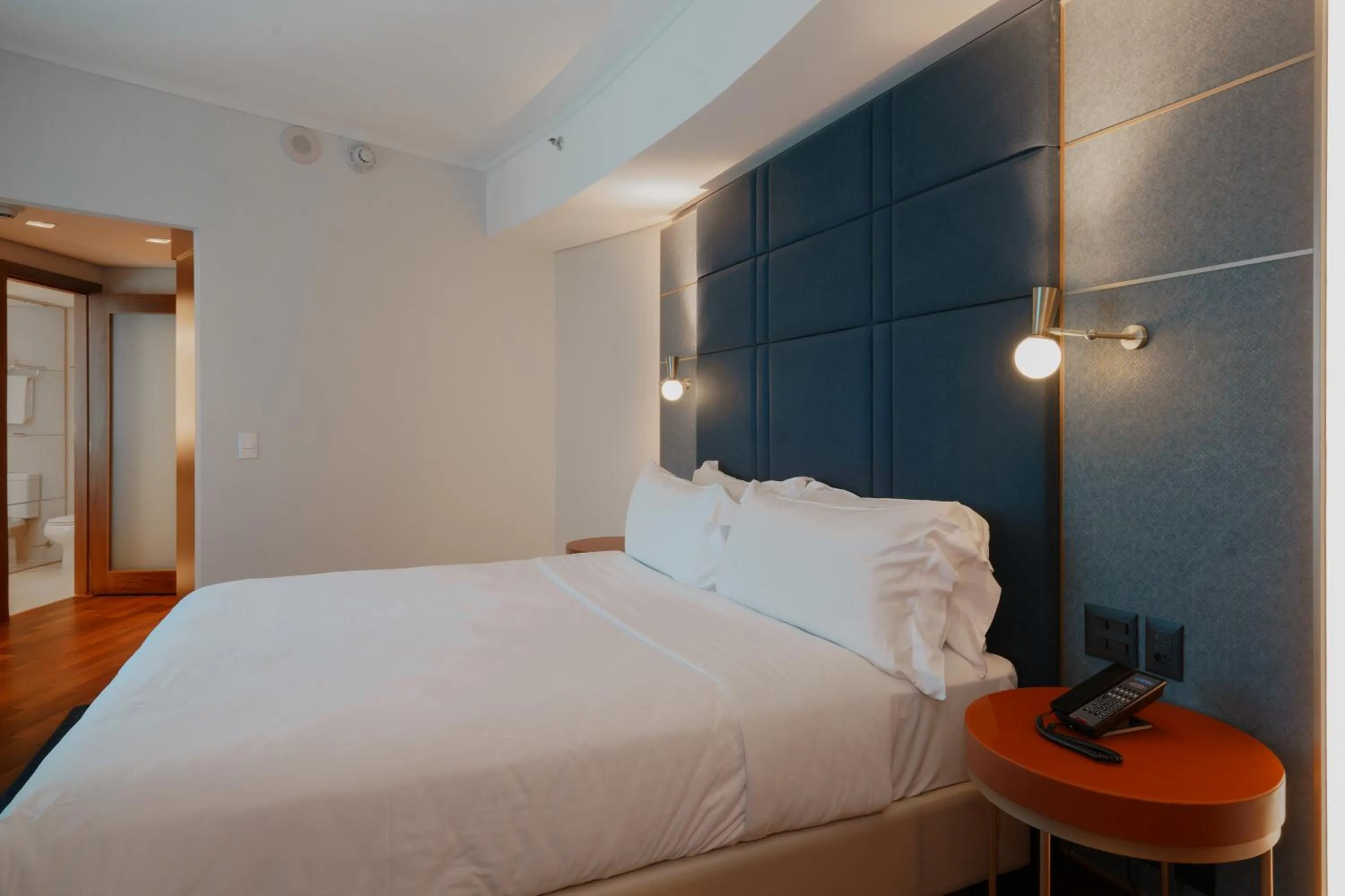 Bedroom, Bed in Hilton Porto Alegre, Brazil