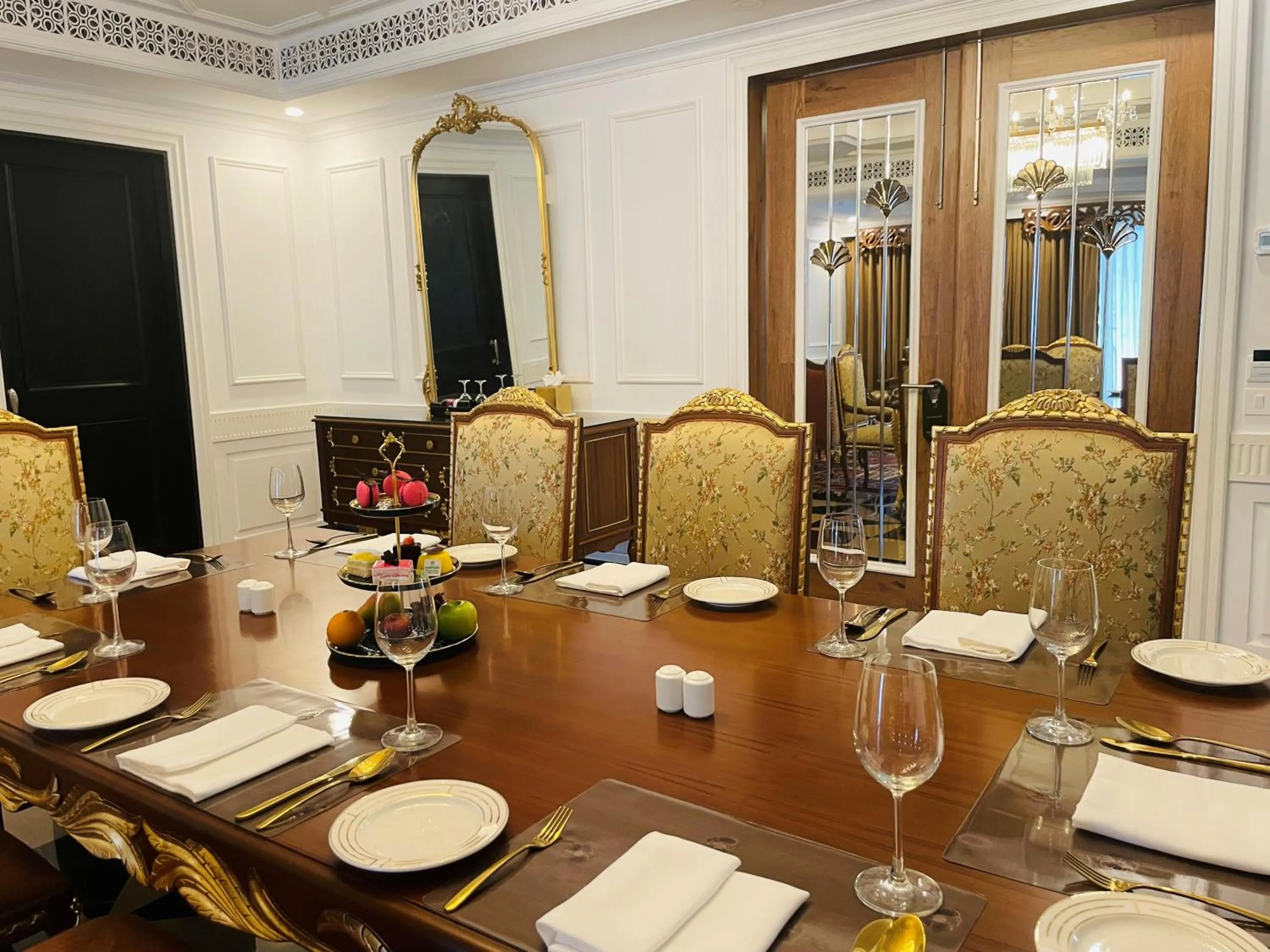Dining area in Mayfair Palm Beach Resort