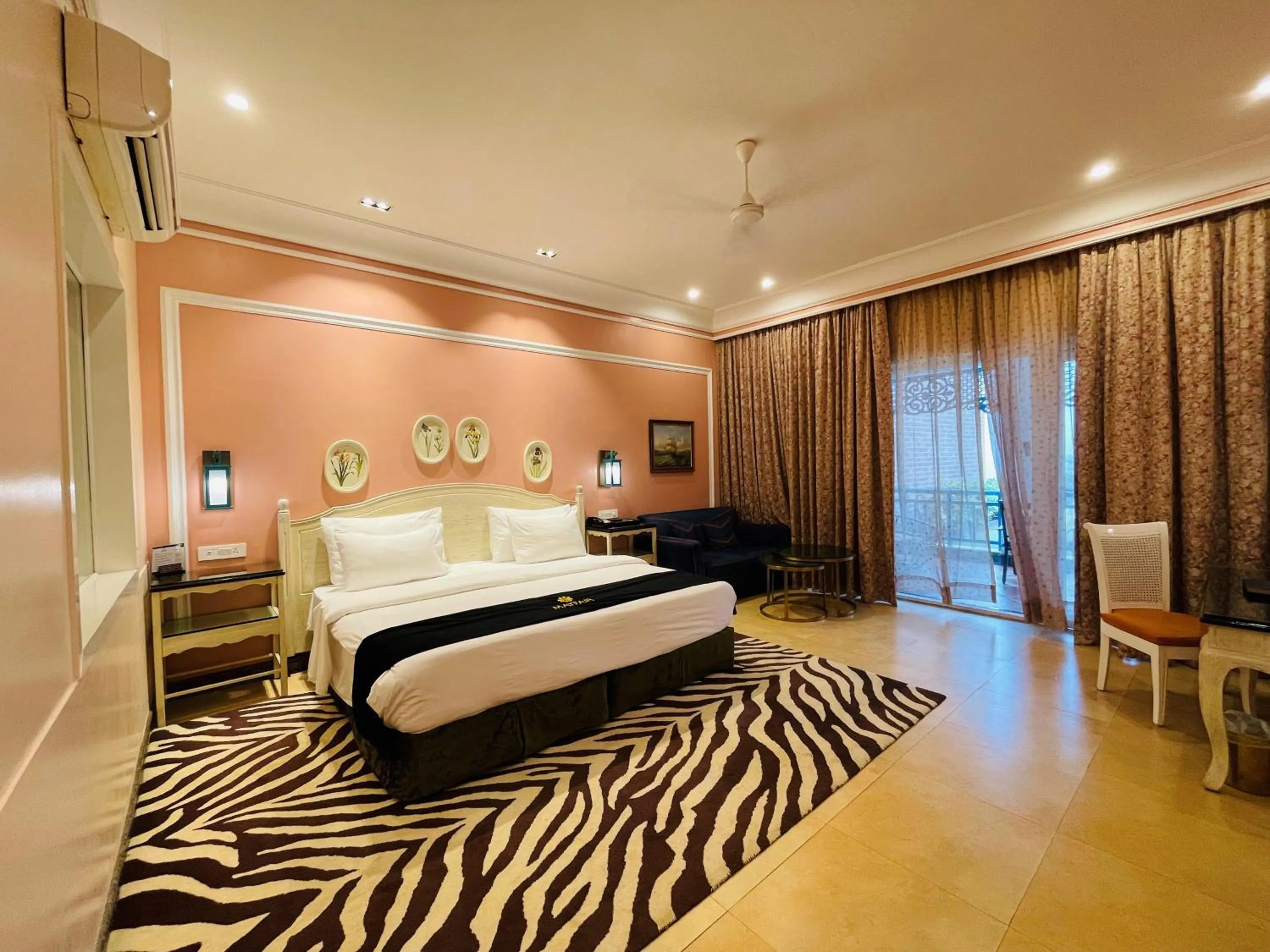 Bedroom, Bed in Mayfair Palm Beach Resort