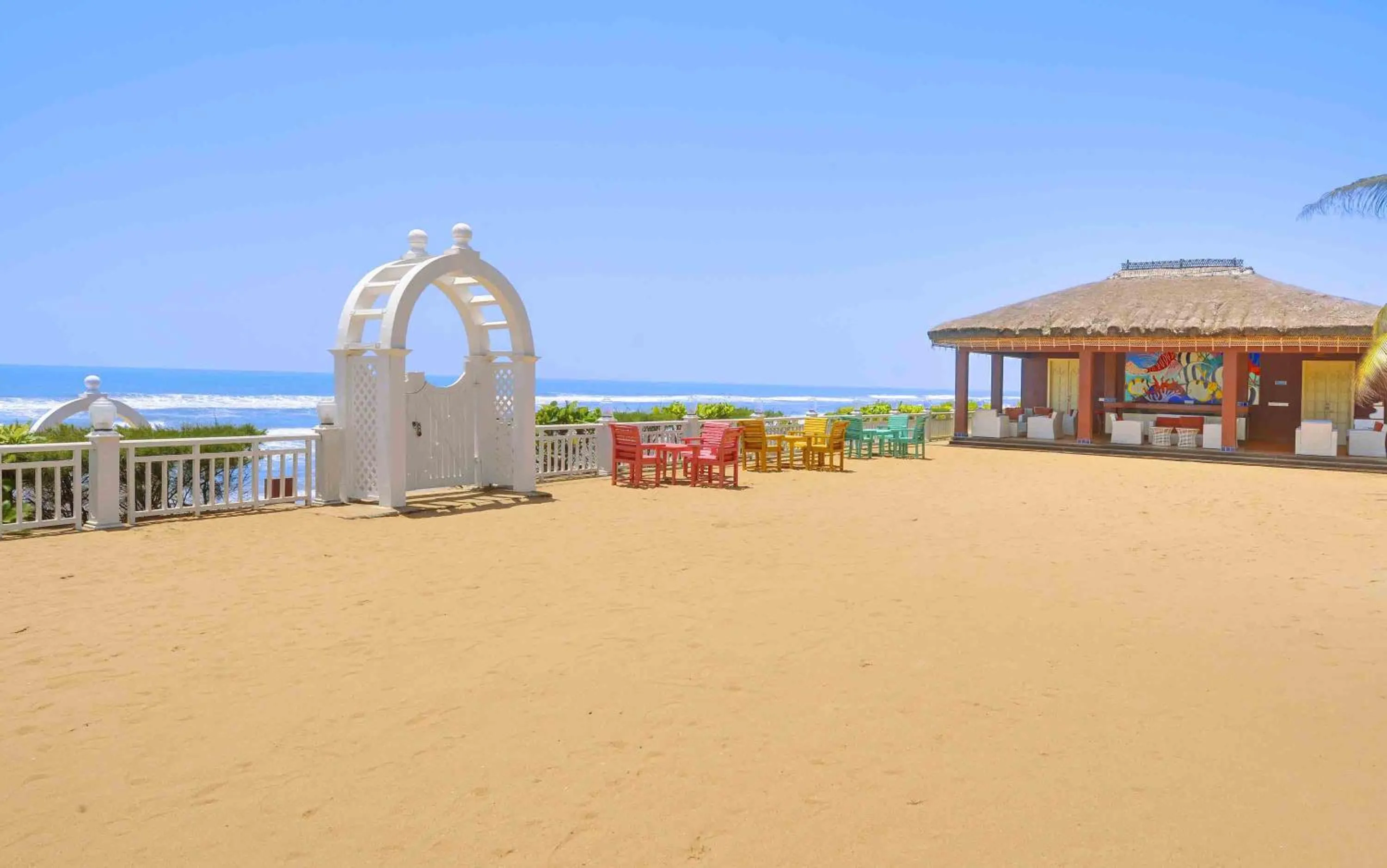 Lounge or bar in Mayfair Palm Beach Resort