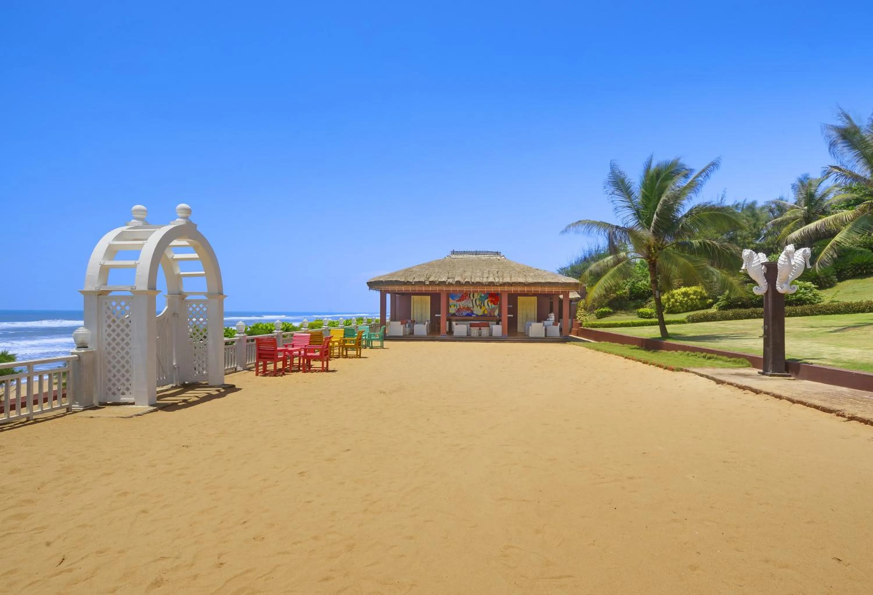 Lounge or bar in Mayfair Palm Beach Resort