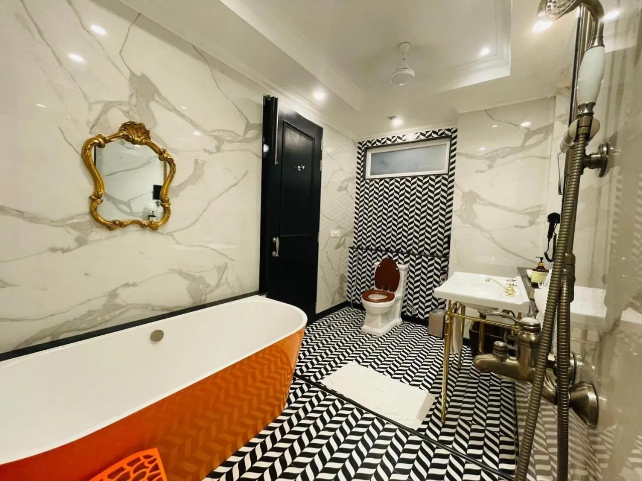 Shower, Bed in Mayfair Palm Beach Resort