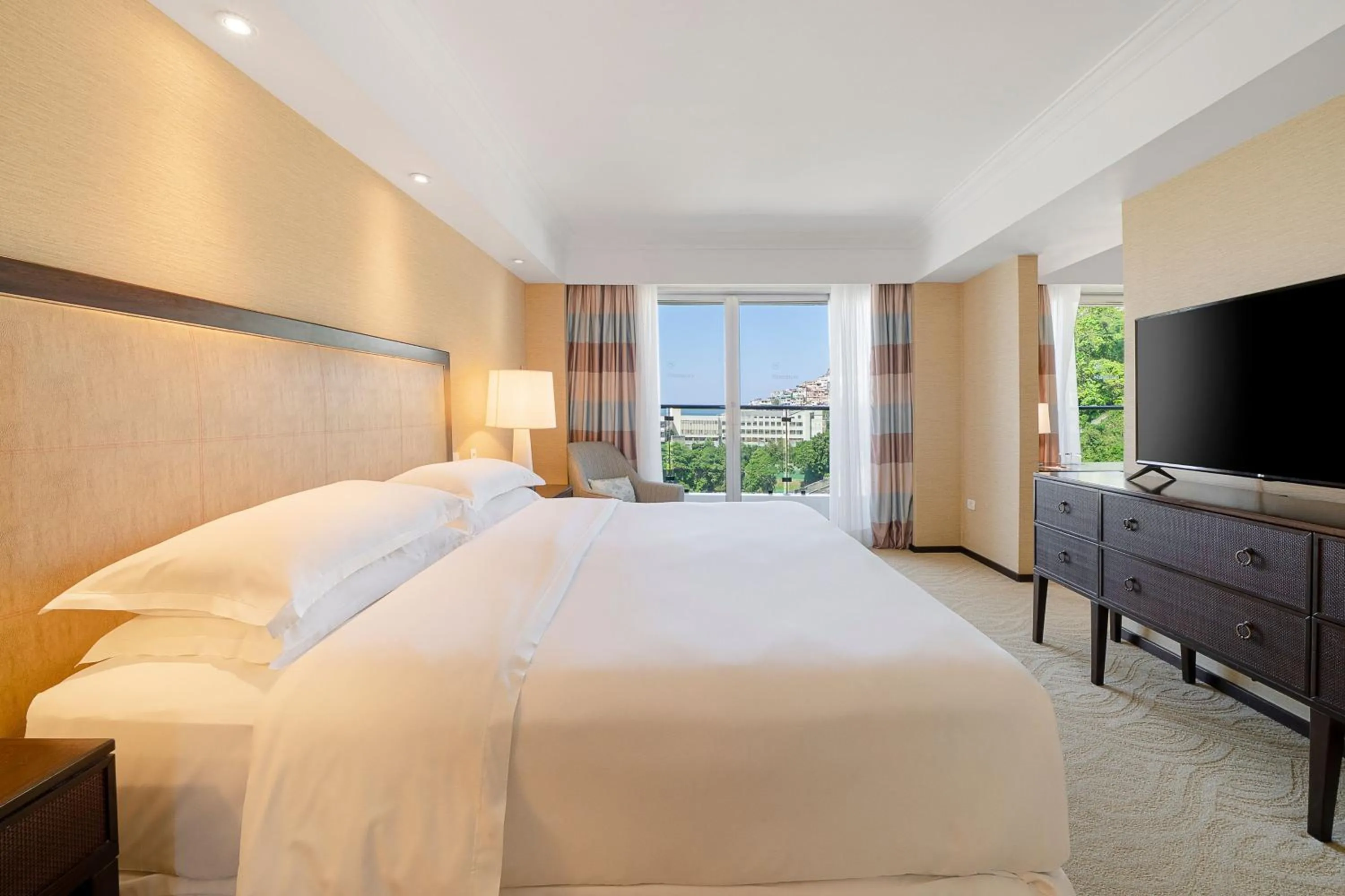 Photo of the whole room, Bed in Sheraton Grand Rio Hotel & Resort