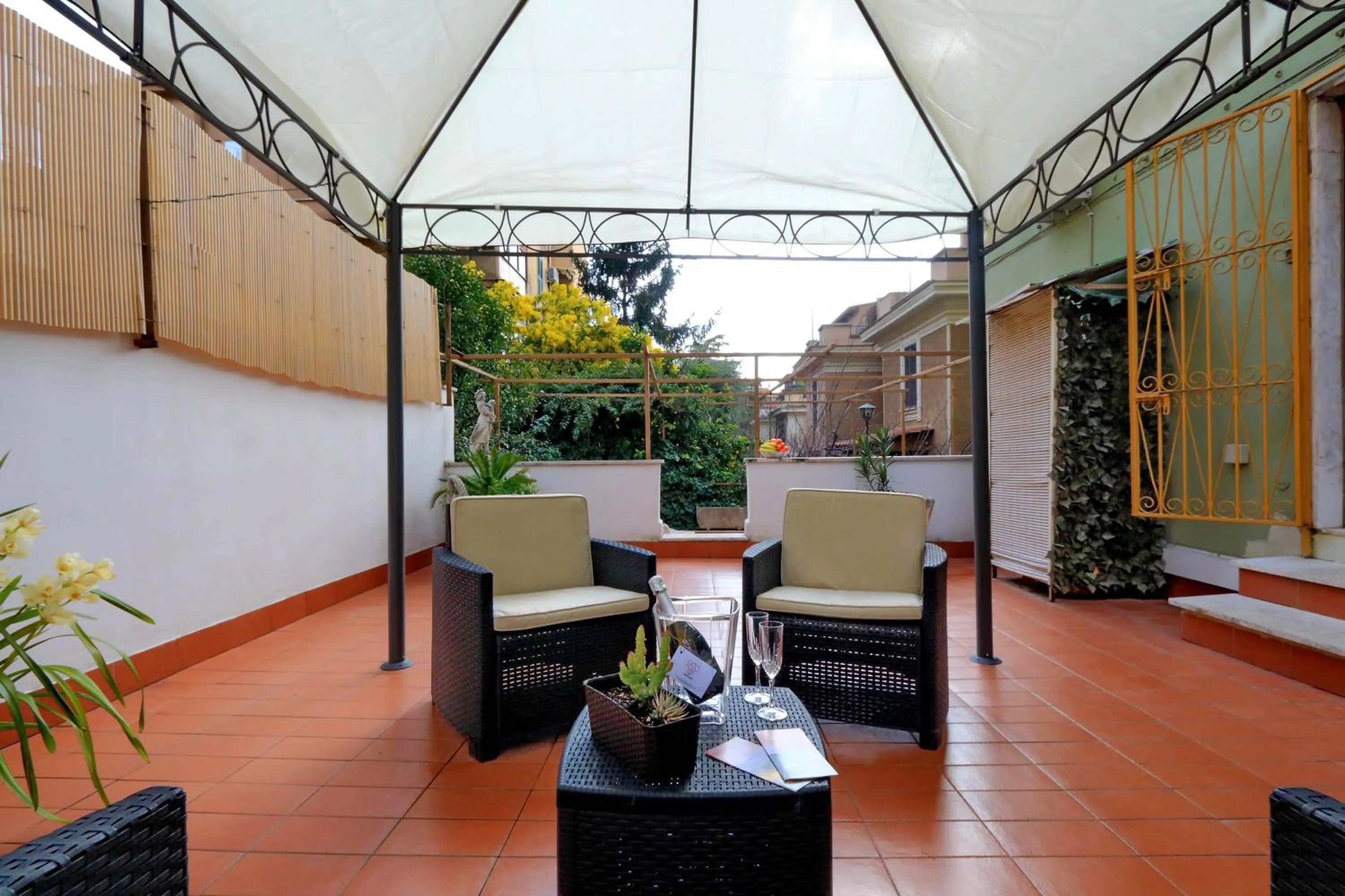 Balcony/Terrace in I Pini di Roma - Rooms & Suites