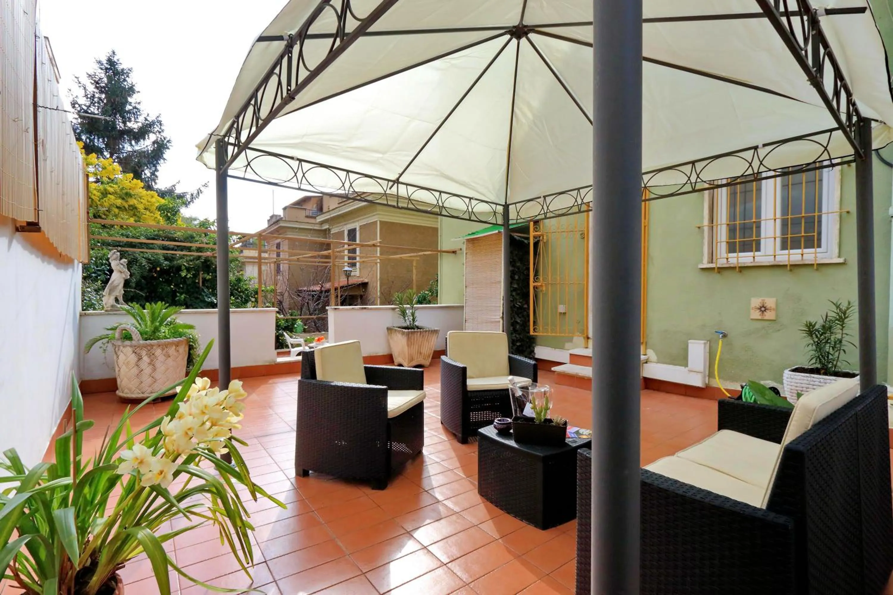 Garden in I Pini di Roma - Rooms & Suites