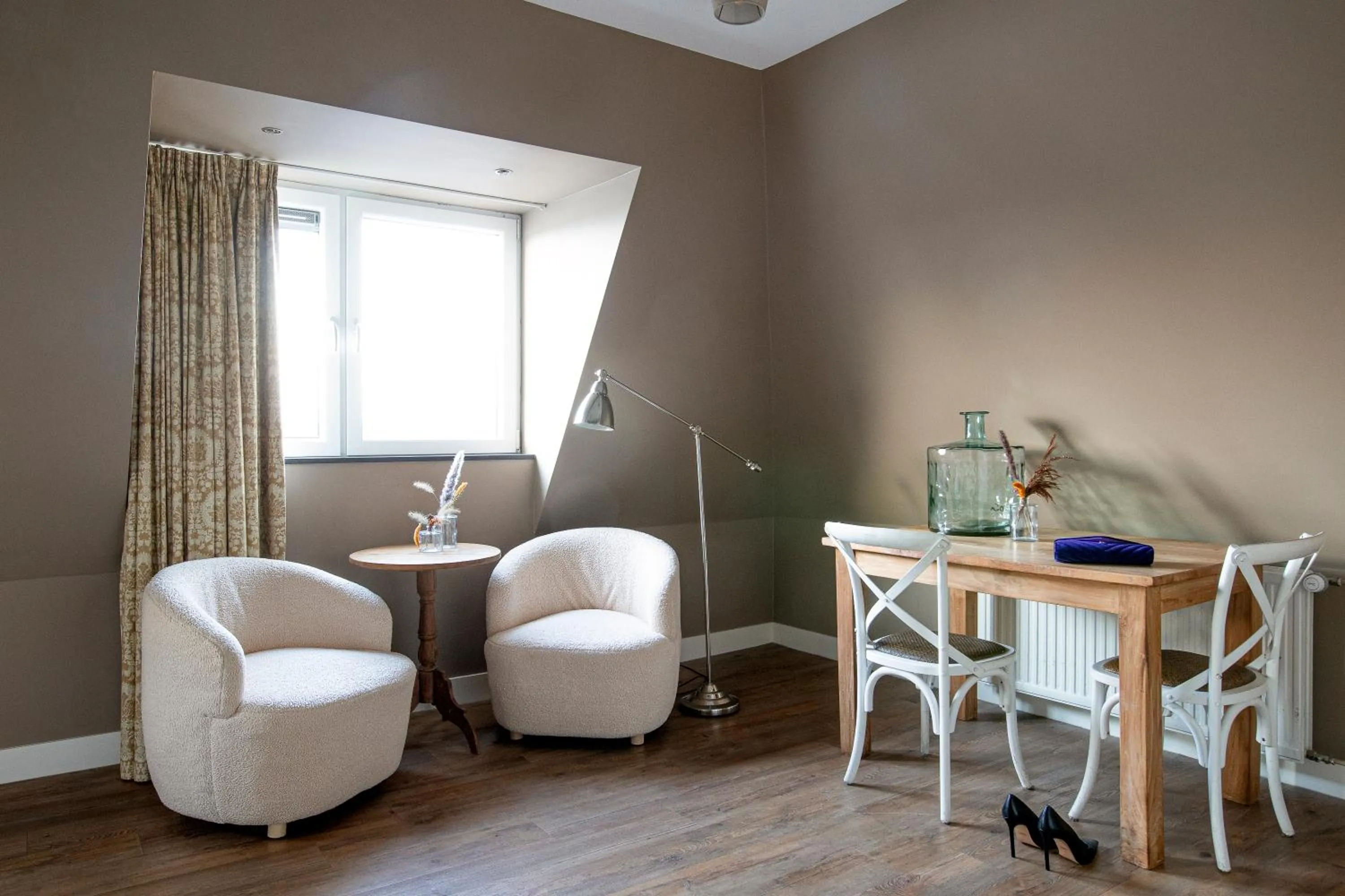 Seating area in Schippershuis Terherne