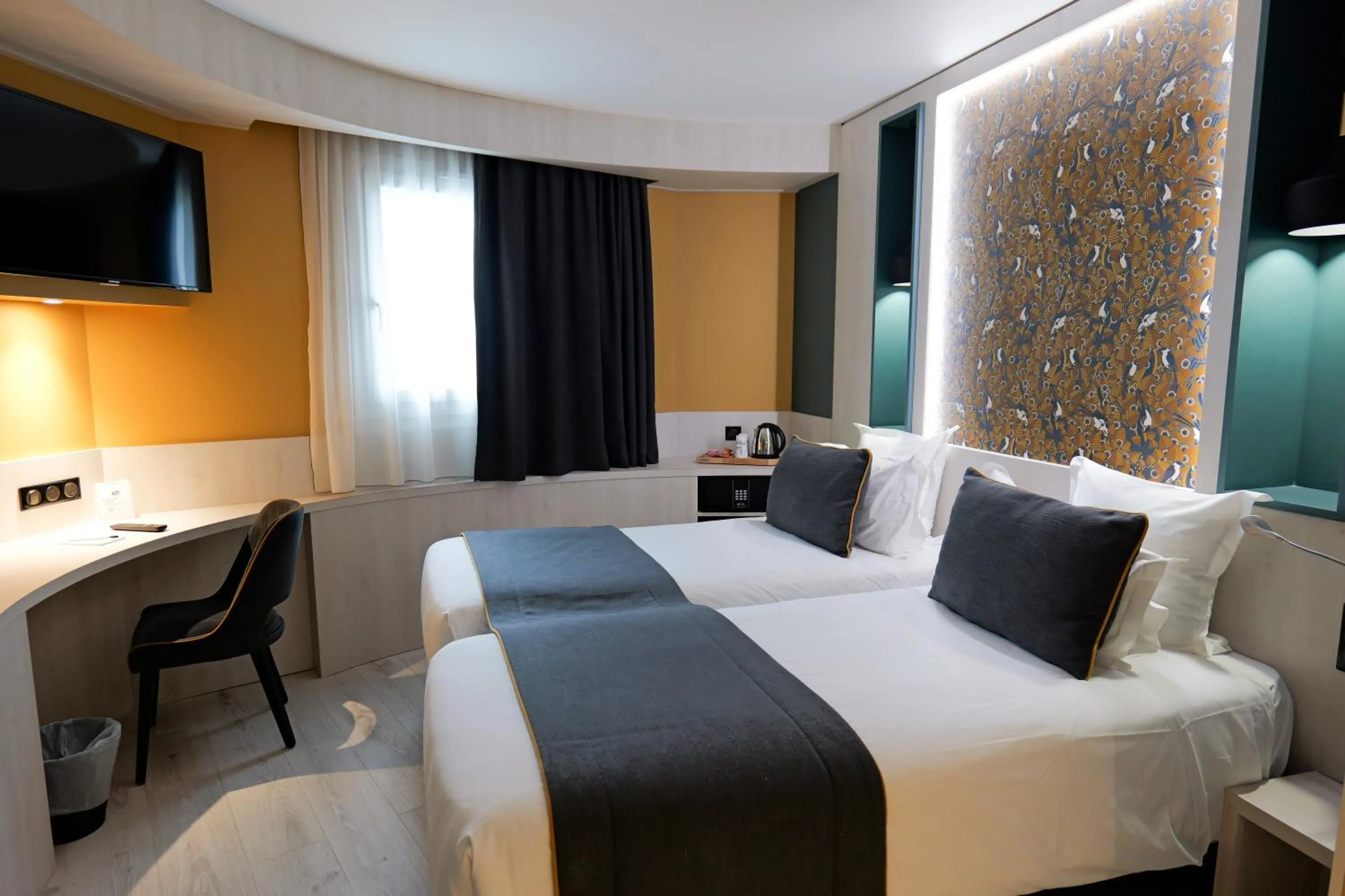 Bedroom, Bed in The Originals Boutique, Hôtel Le Marmotel, Clermont-Ferrand