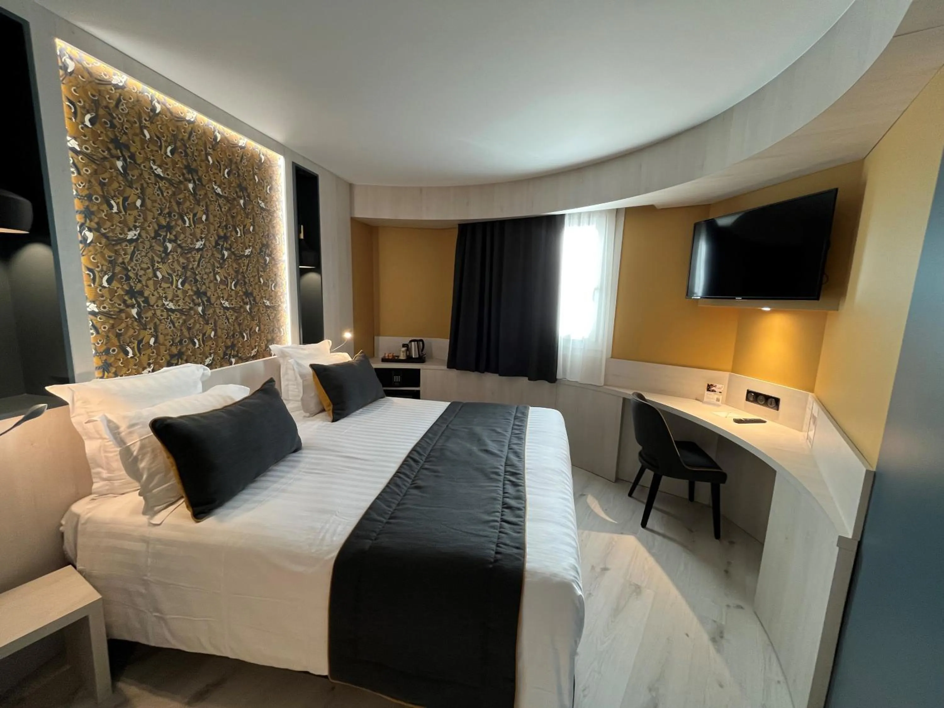 Bedroom, Bed in The Originals Boutique, Hôtel Le Marmotel, Clermont-Ferrand