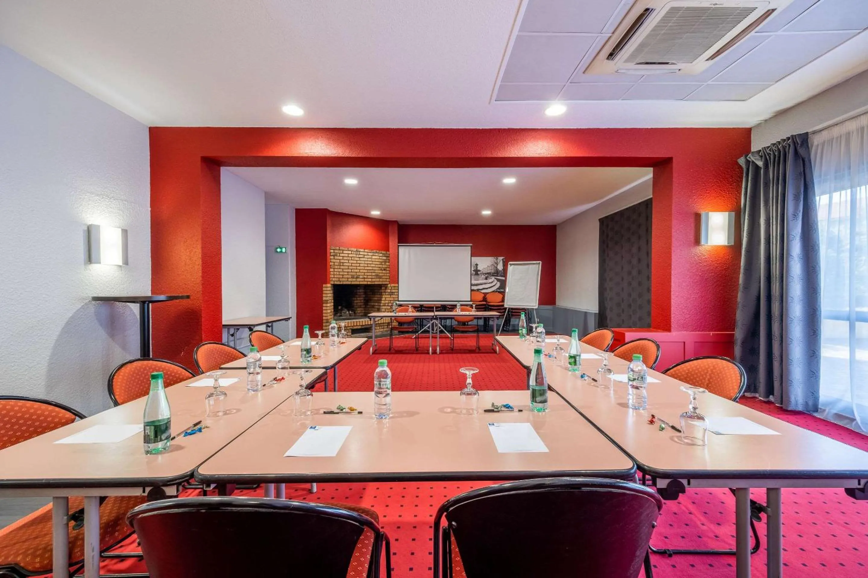 Meeting/conference room in The Originals Boutique, Hôtel Le Marmotel, Clermont-Ferrand