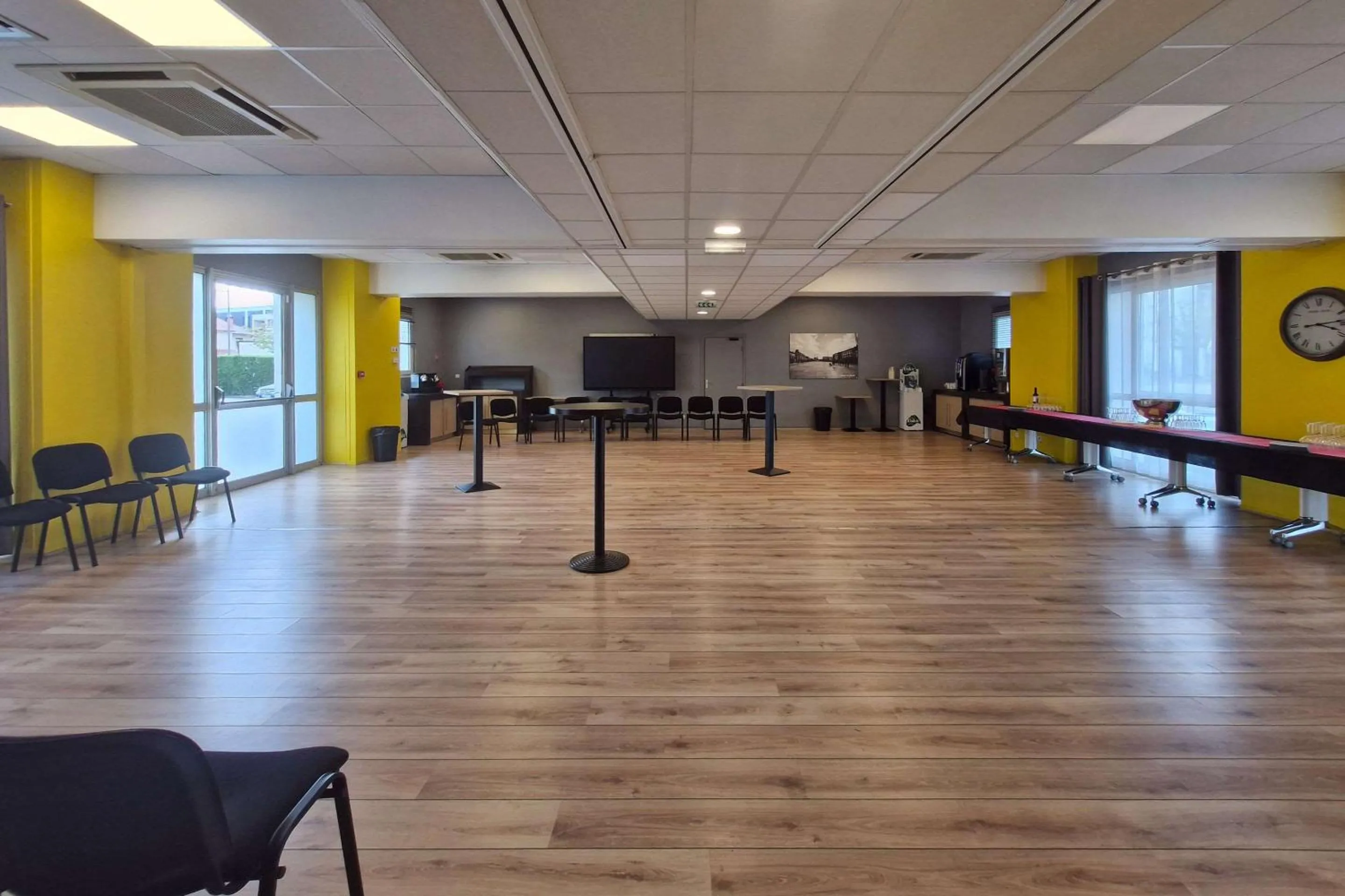 Meeting/conference room in The Originals Boutique, Hôtel Le Marmotel, Clermont-Ferrand