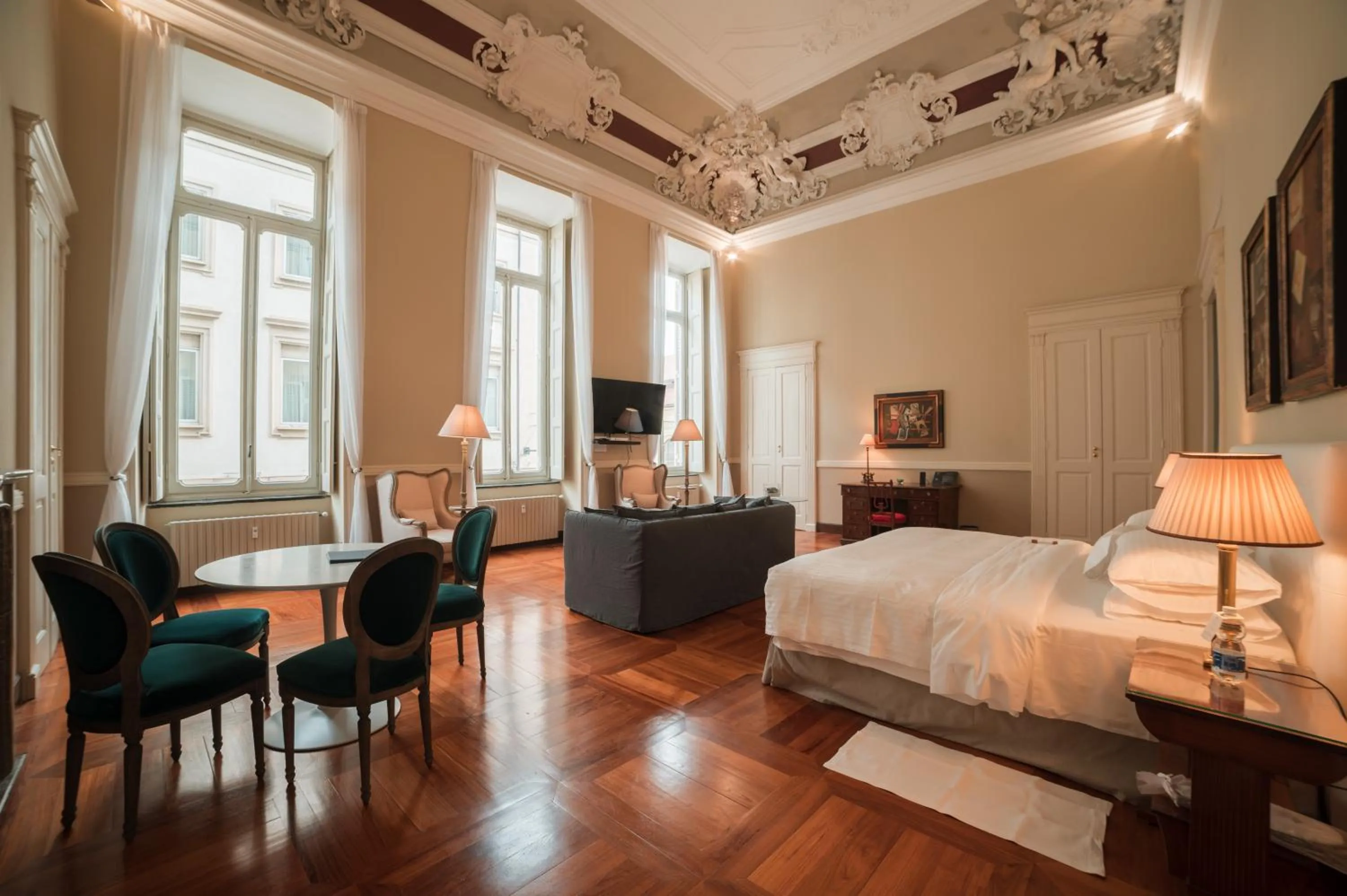 Photo of the whole room, Bed in Royal Palace Hotel