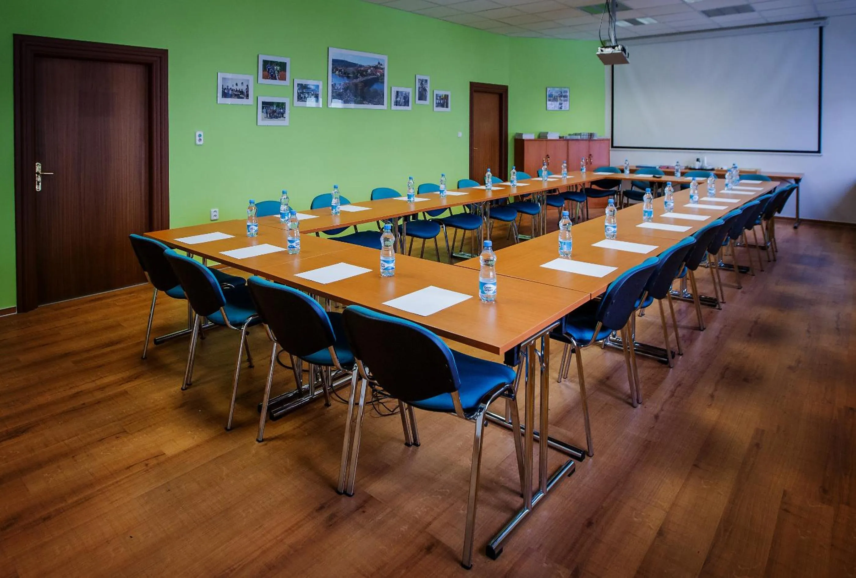 Business facilities in Bona Serva