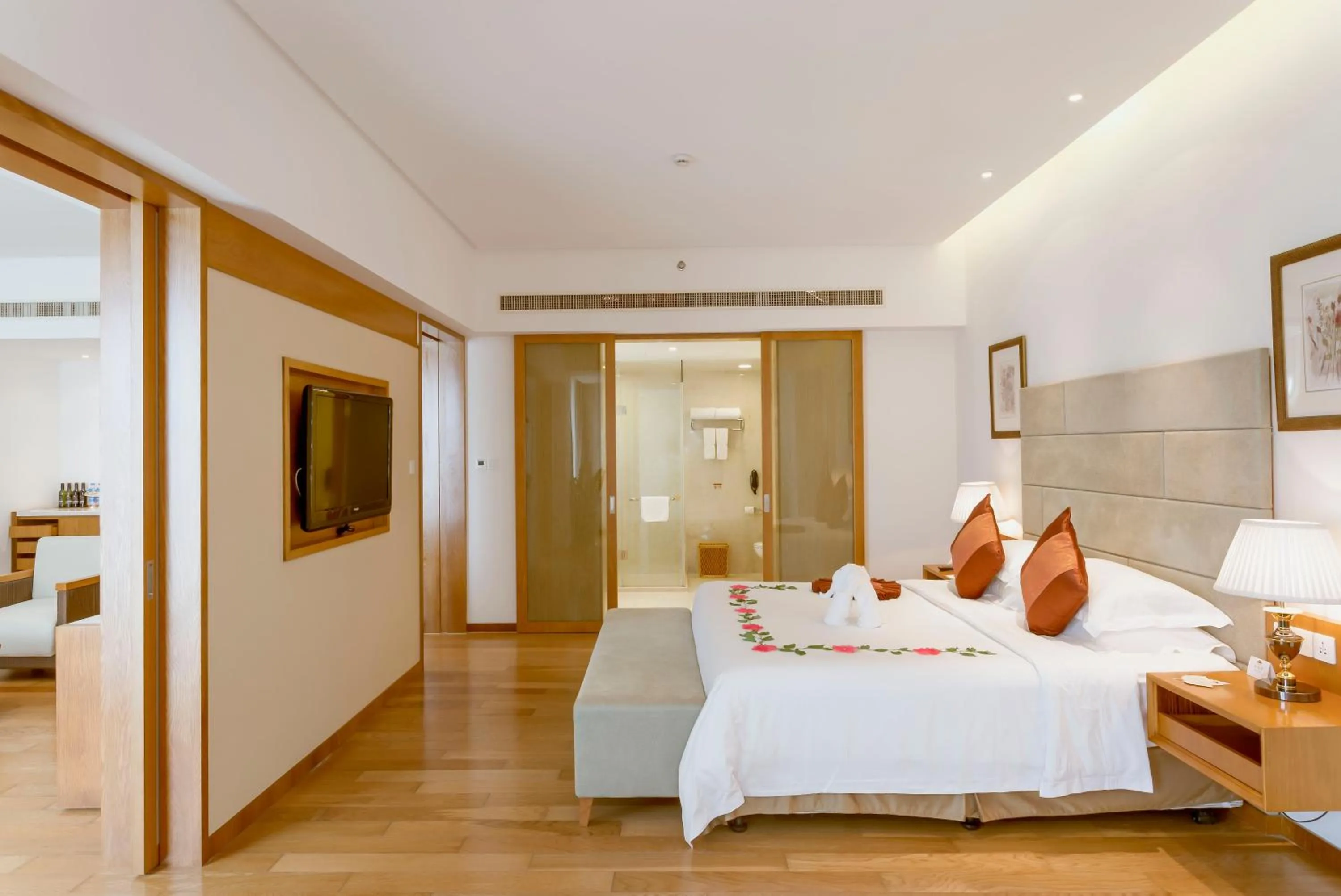 Photo of the whole room, Bed in Mingshen Golf & Bay Resort Sanya