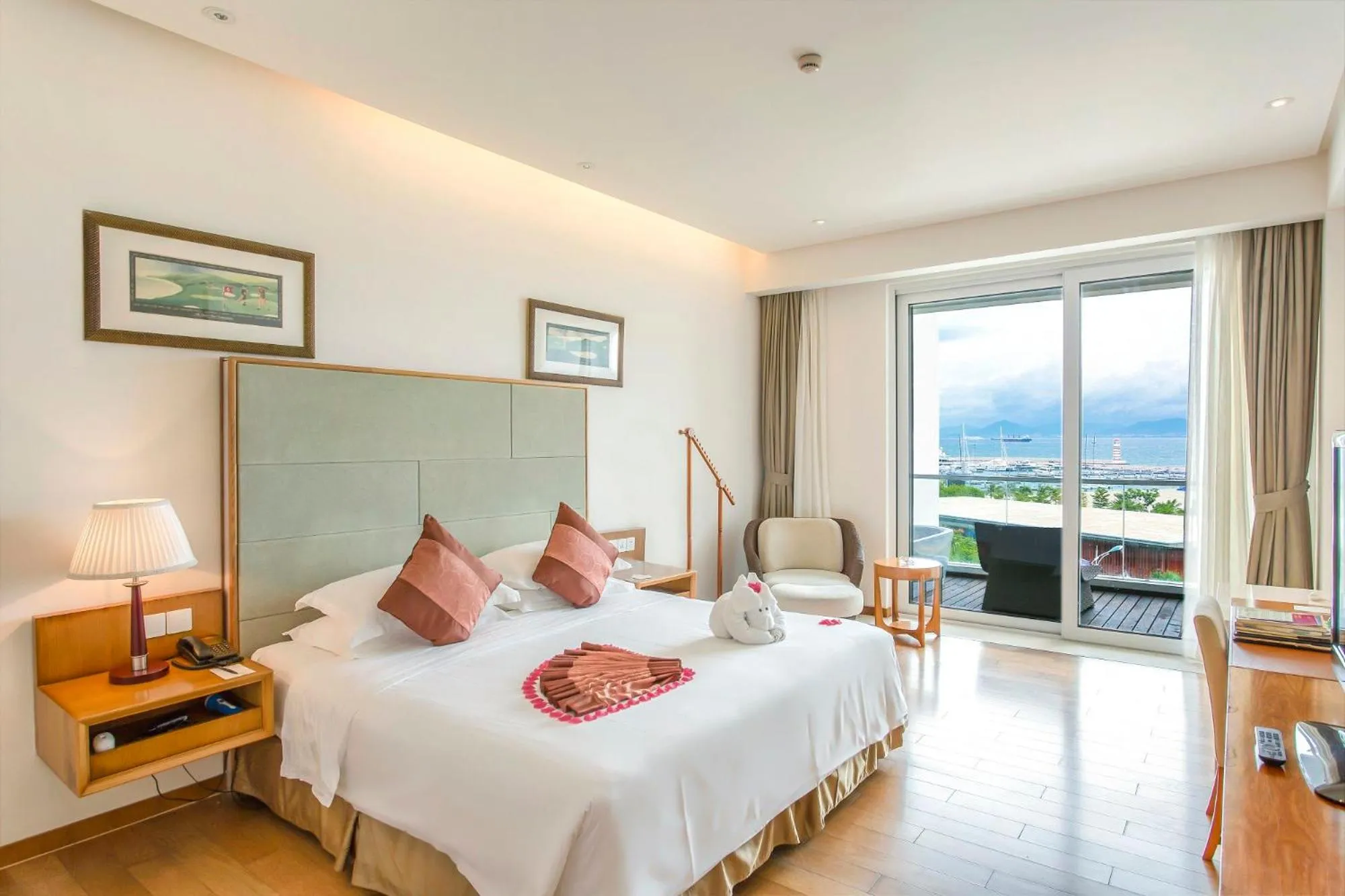 Bed in Mingshen Golf & Bay Resort Sanya