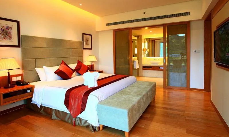 Photo of the whole room, Bed in Mingshen Golf & Bay Resort Sanya