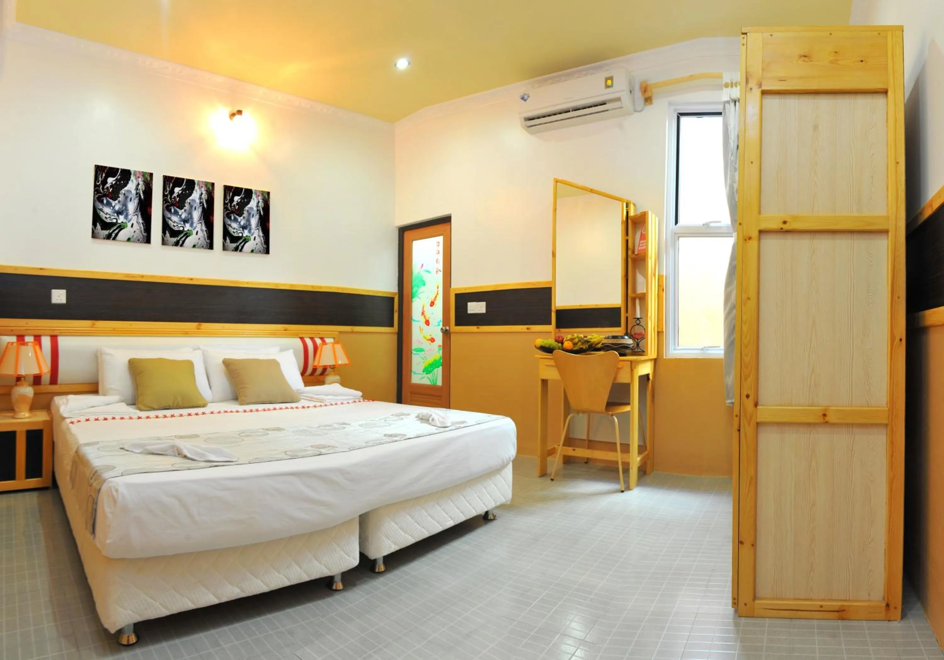 Shower, Bed in Arora Inn