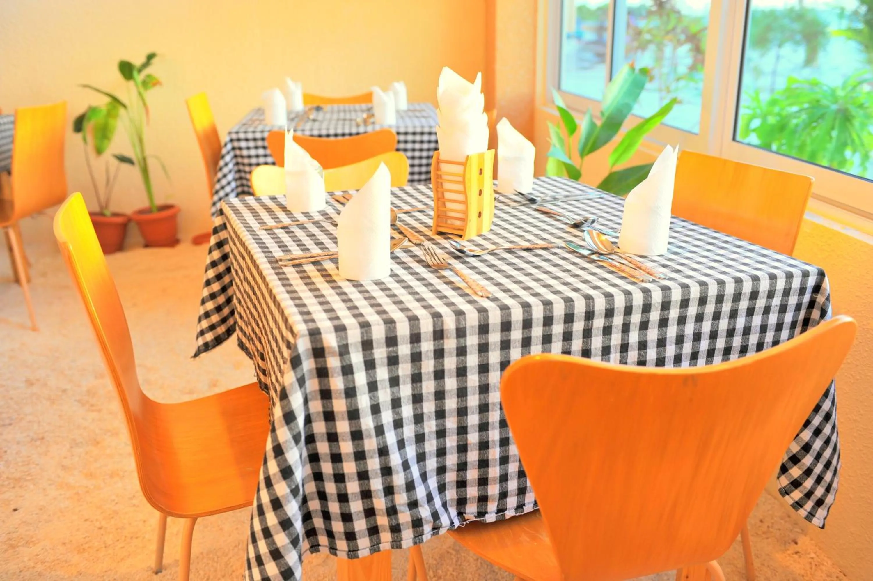 Restaurant/places to eat in Arora Inn