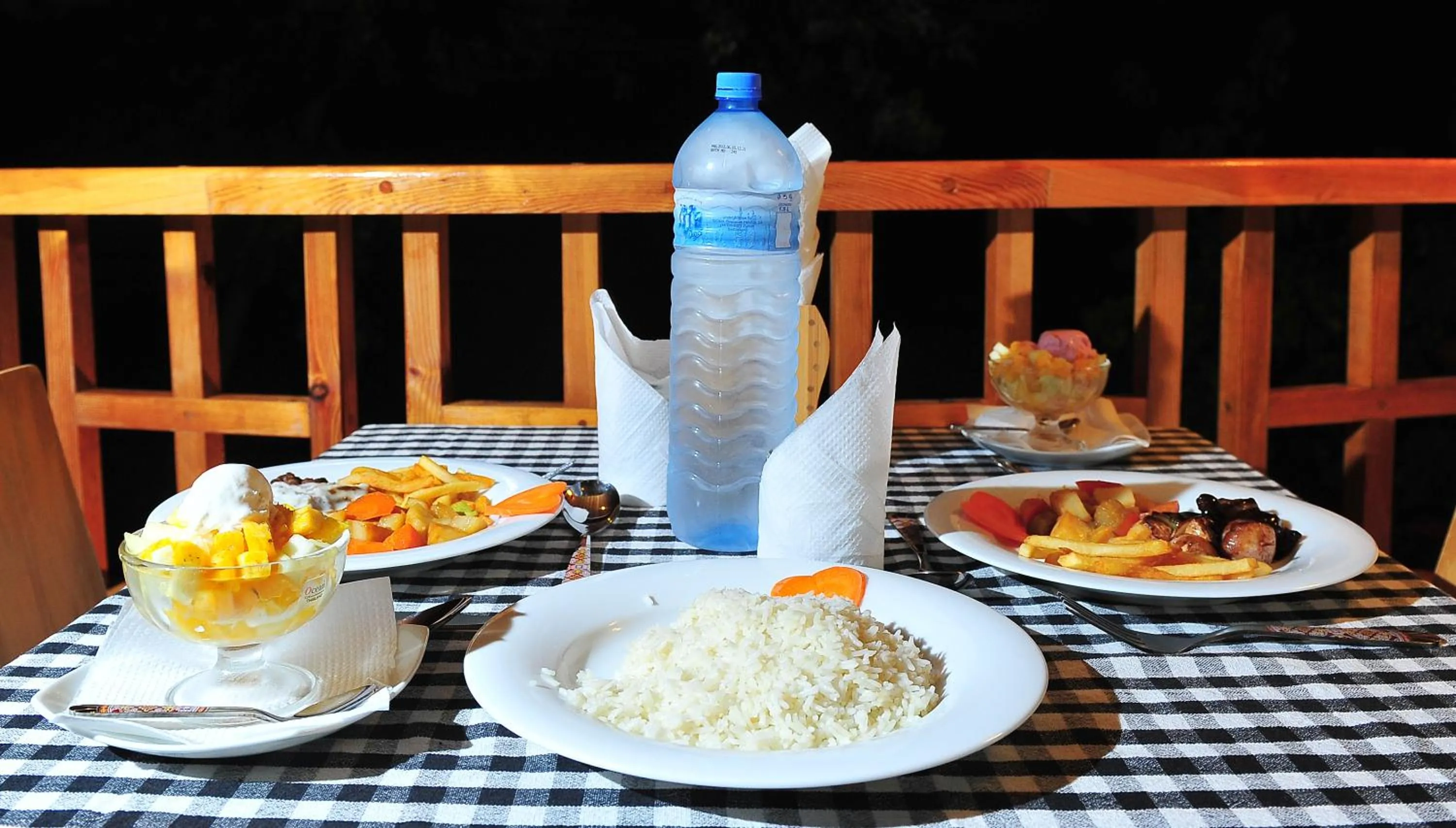 Restaurant/places to eat in Arora Inn